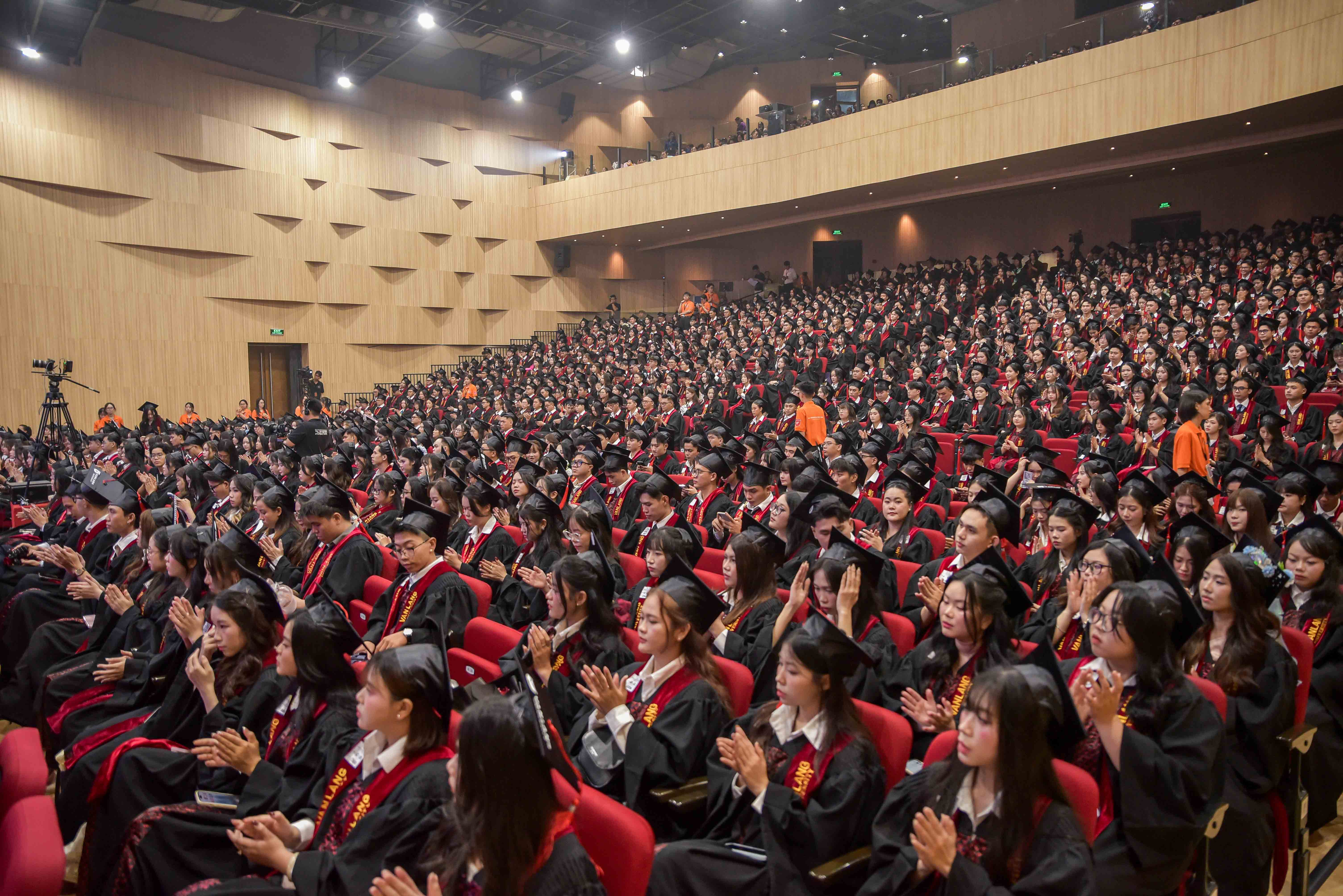 vlu-dien-van-hieu-truong-le-tot-nghiep-nam-2025-e.jpg