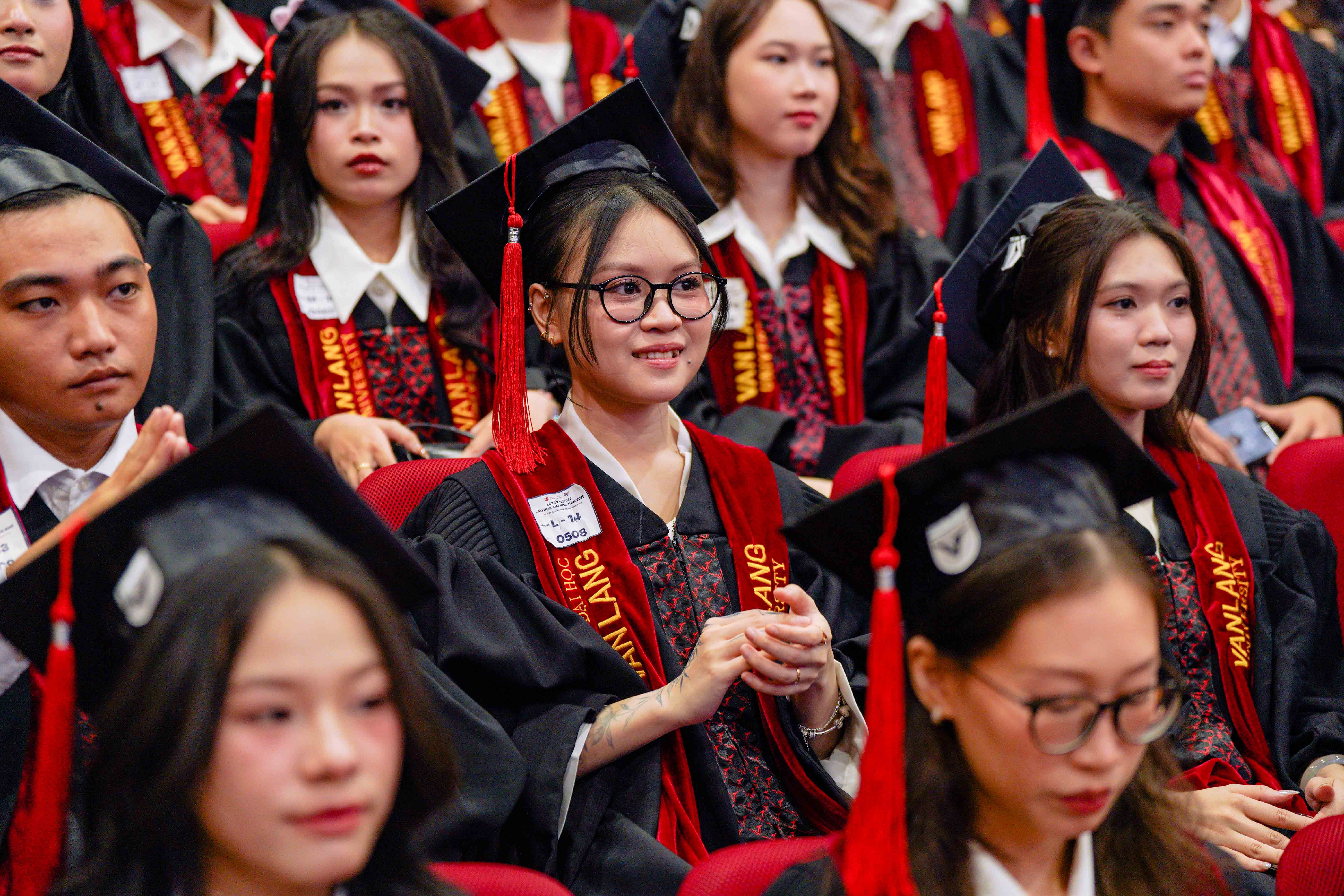 vlu-dien-van-hieu-truong-le-tot-nghiep-nam-2025-f.jpg