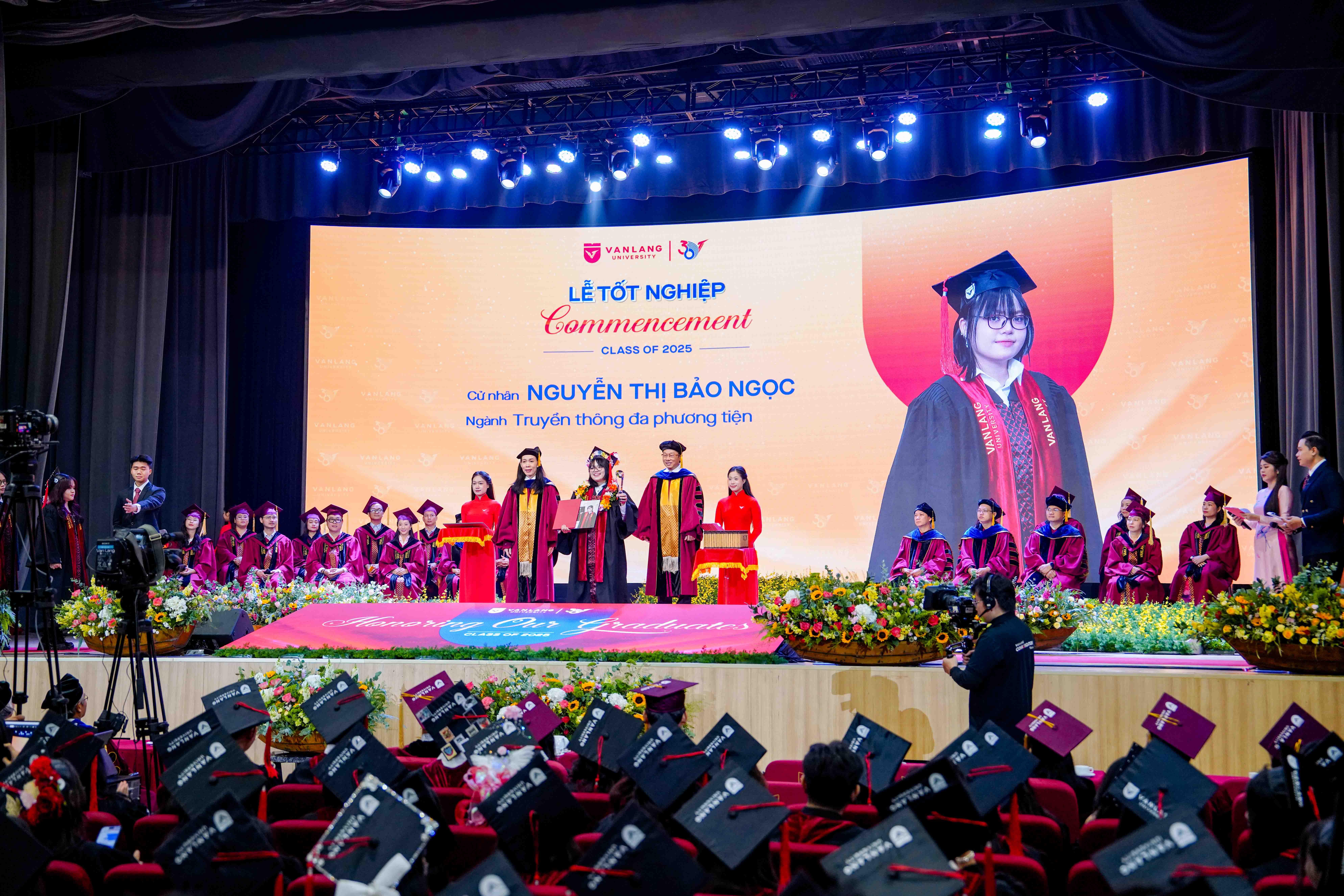 vlu-dien-van-hieu-truong-le-tot-nghiep-nam-2025-g.jpg
