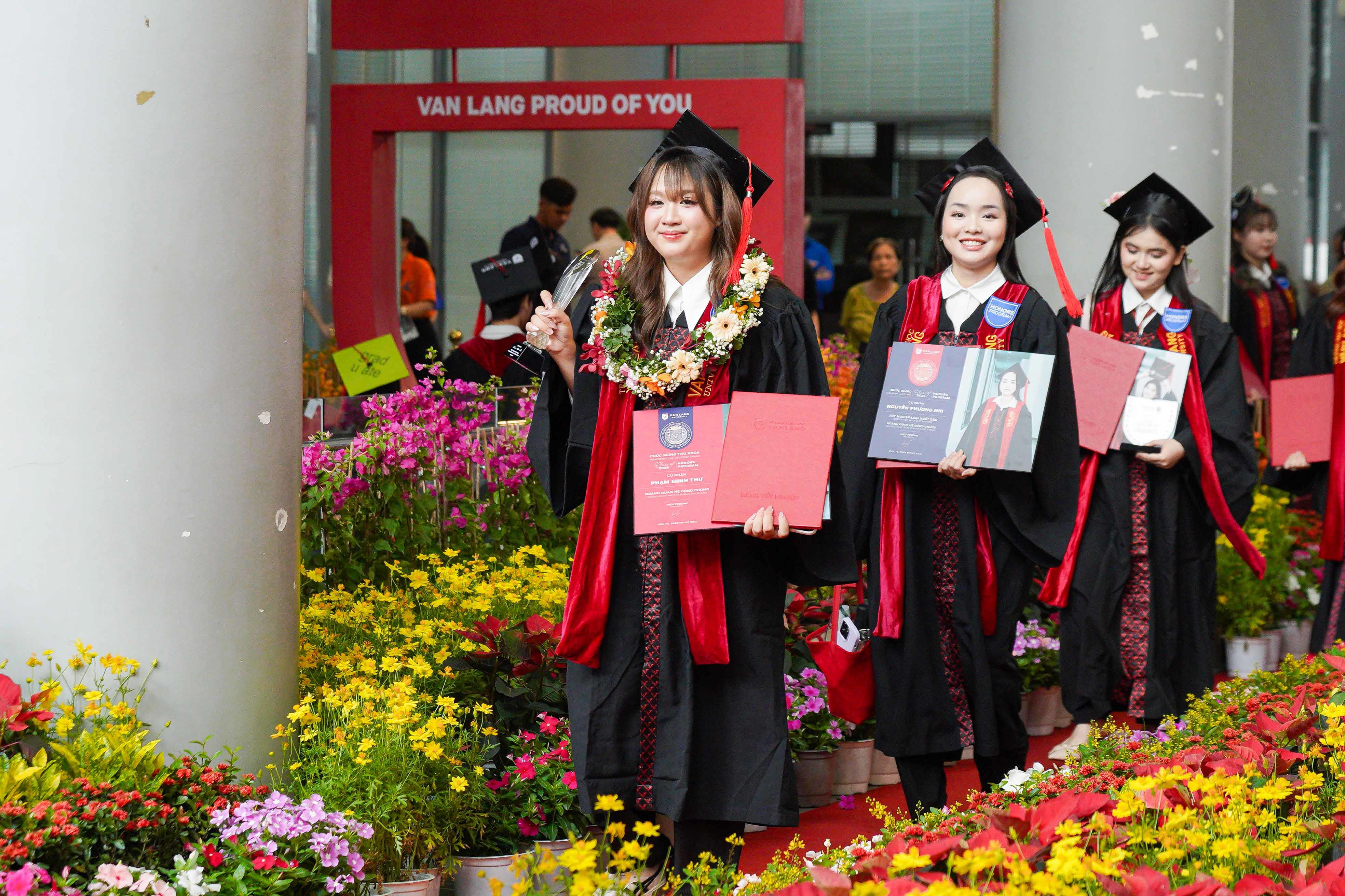 vlu-dien-van-hieu-truong-le-tot-nghiep-nam-2025-h.jpg