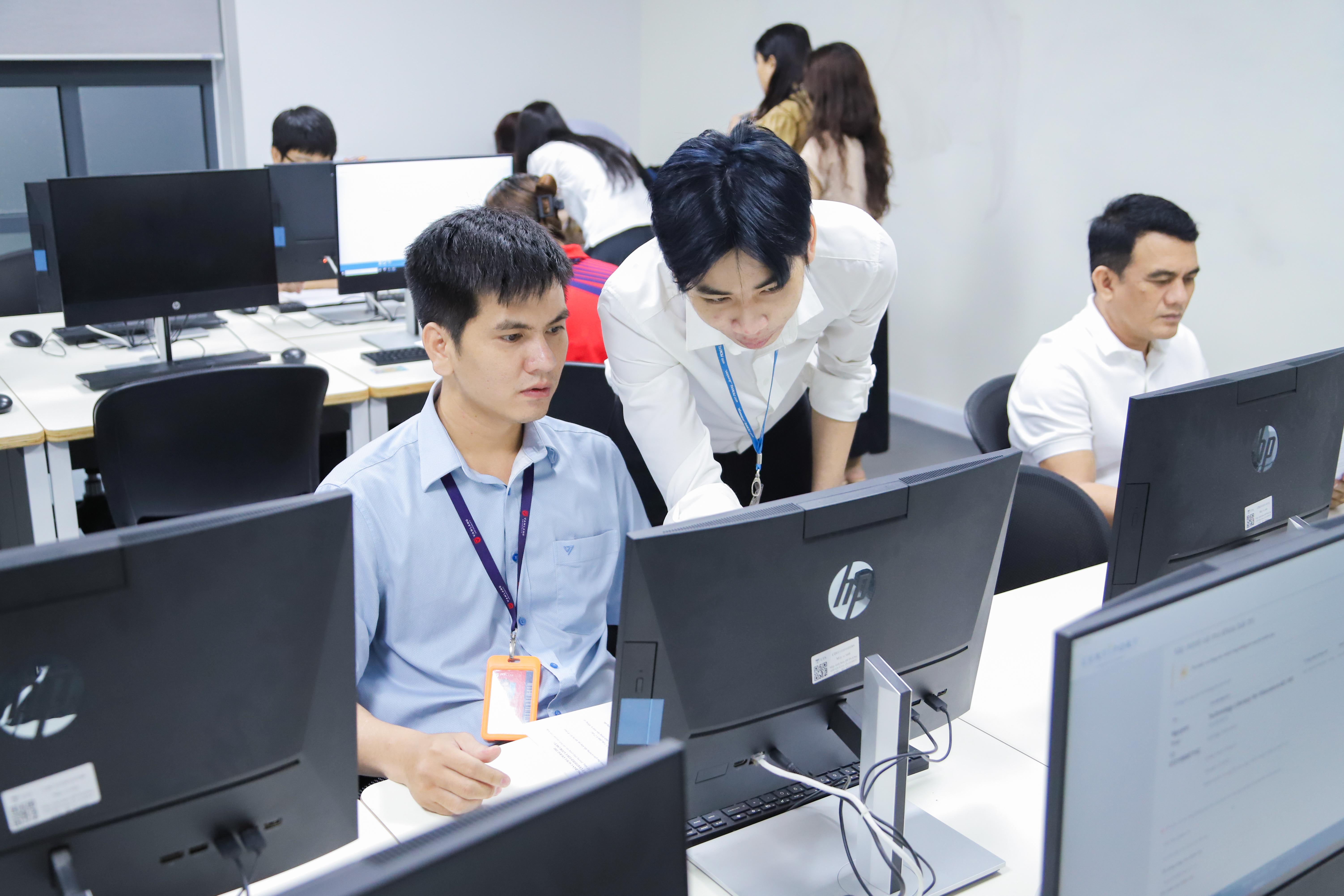 vlu-doi-ngu-giang-vien-va-truong-pho-bo-mon-van-lang-trang-bi-chung-chi-quoc-te-mce-a.jpg