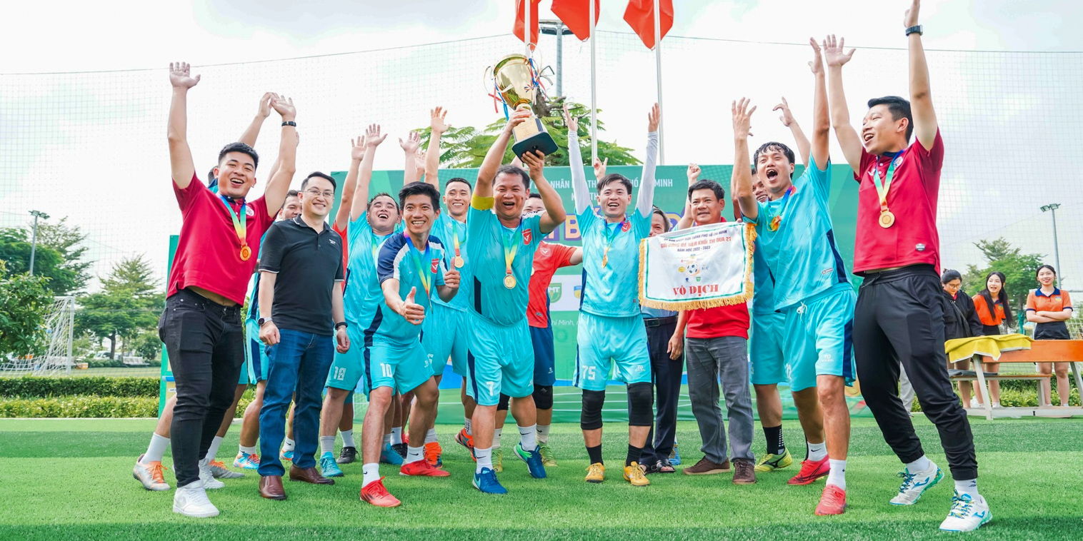vlu-doi-tuyen-bao-ve-thanh-cong-chuc-vo-dich-giai-bong-da-nam-khoi-thi-dua-21-nam-2022-2023-a.jpg