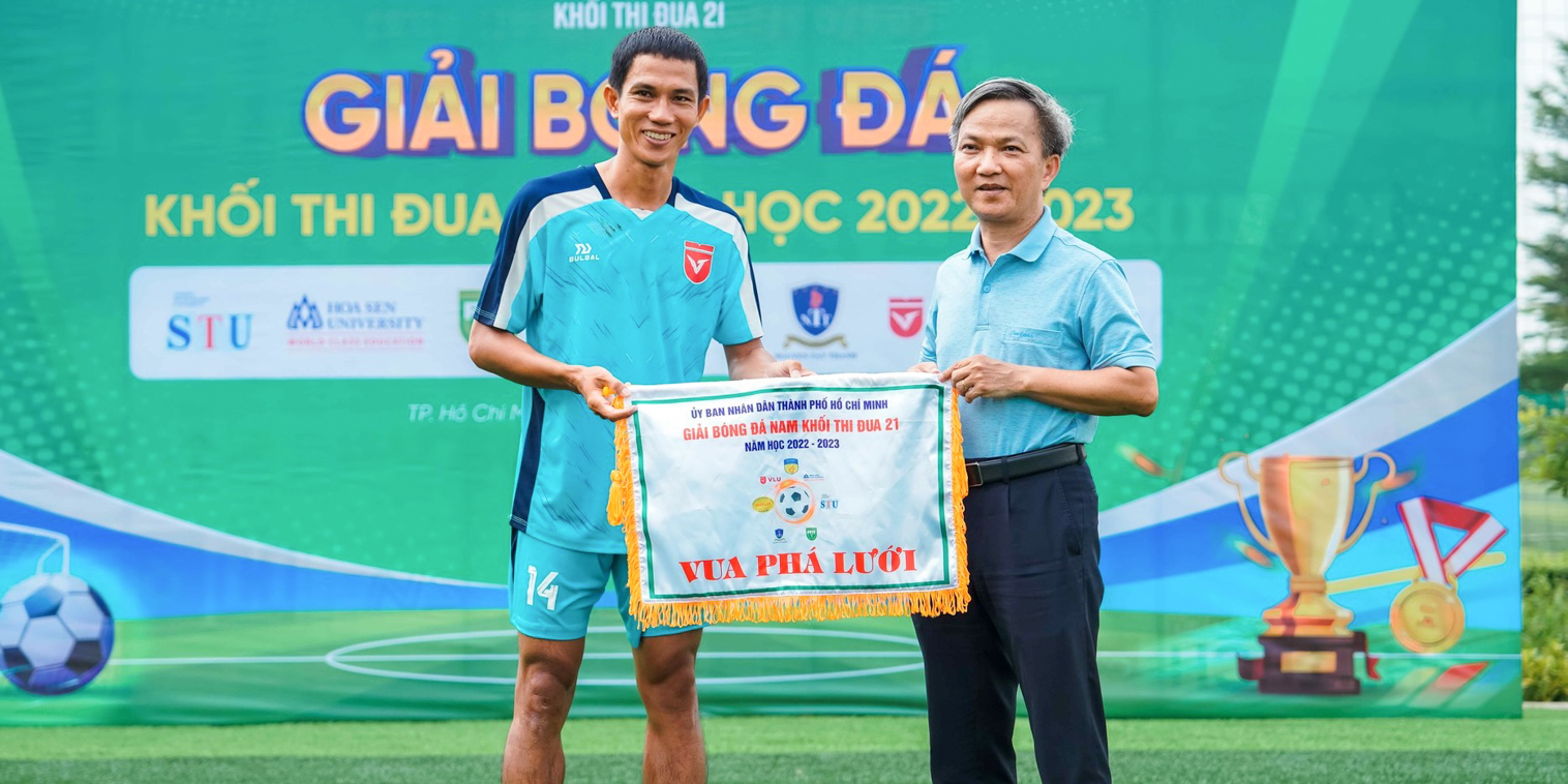 vlu-doi-tuyen-bao-ve-thanh-cong-chuc-vo-dich-giai-bong-da-nam-khoi-thi-dua-21-nam-2022-2023-b.jpg