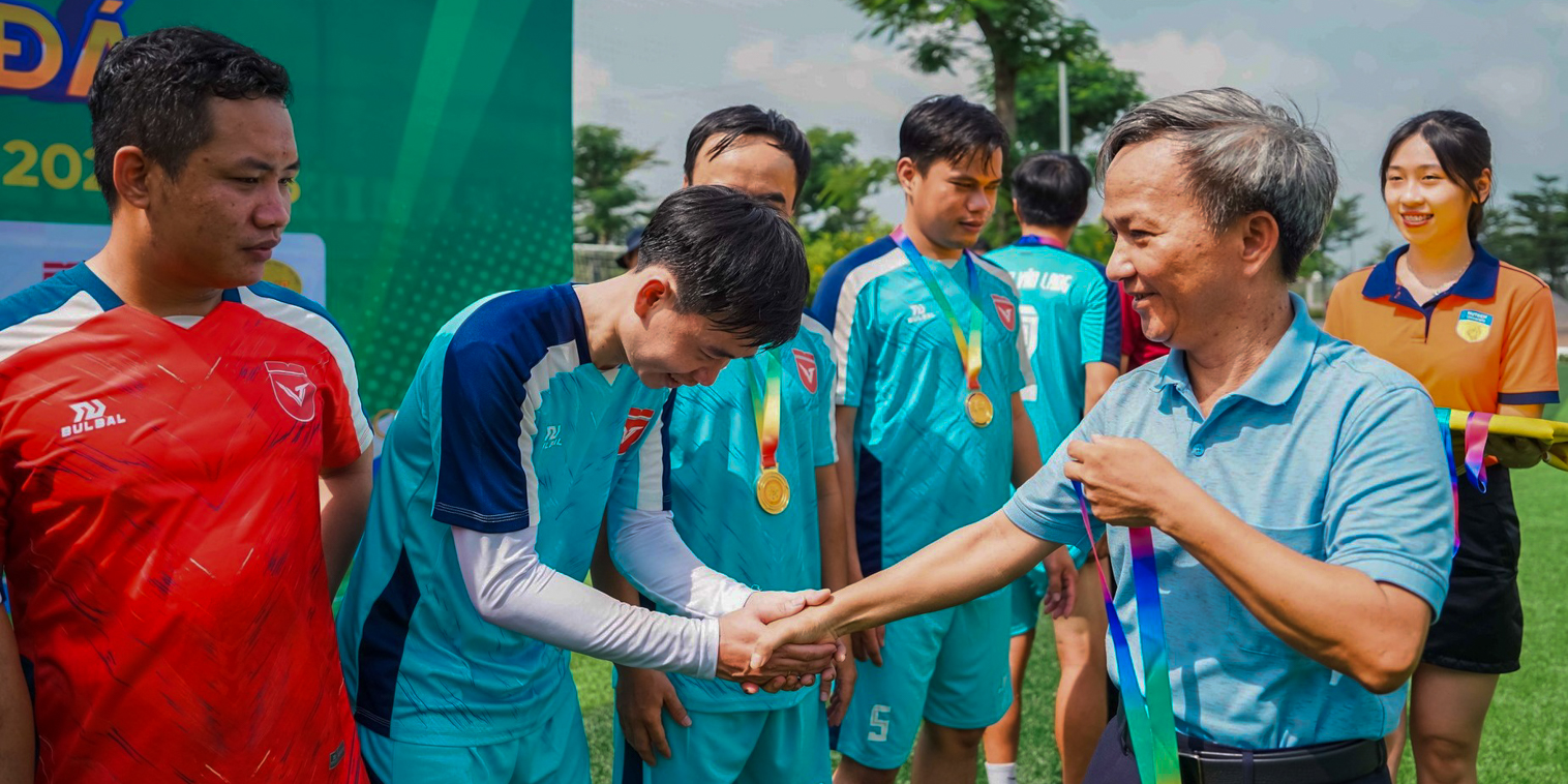 vlu-doi-tuyen-bao-ve-thanh-cong-chuc-vo-dich-giai-bong-da-nam-khoi-thi-dua-21-nam-2022-2023-h.jpg