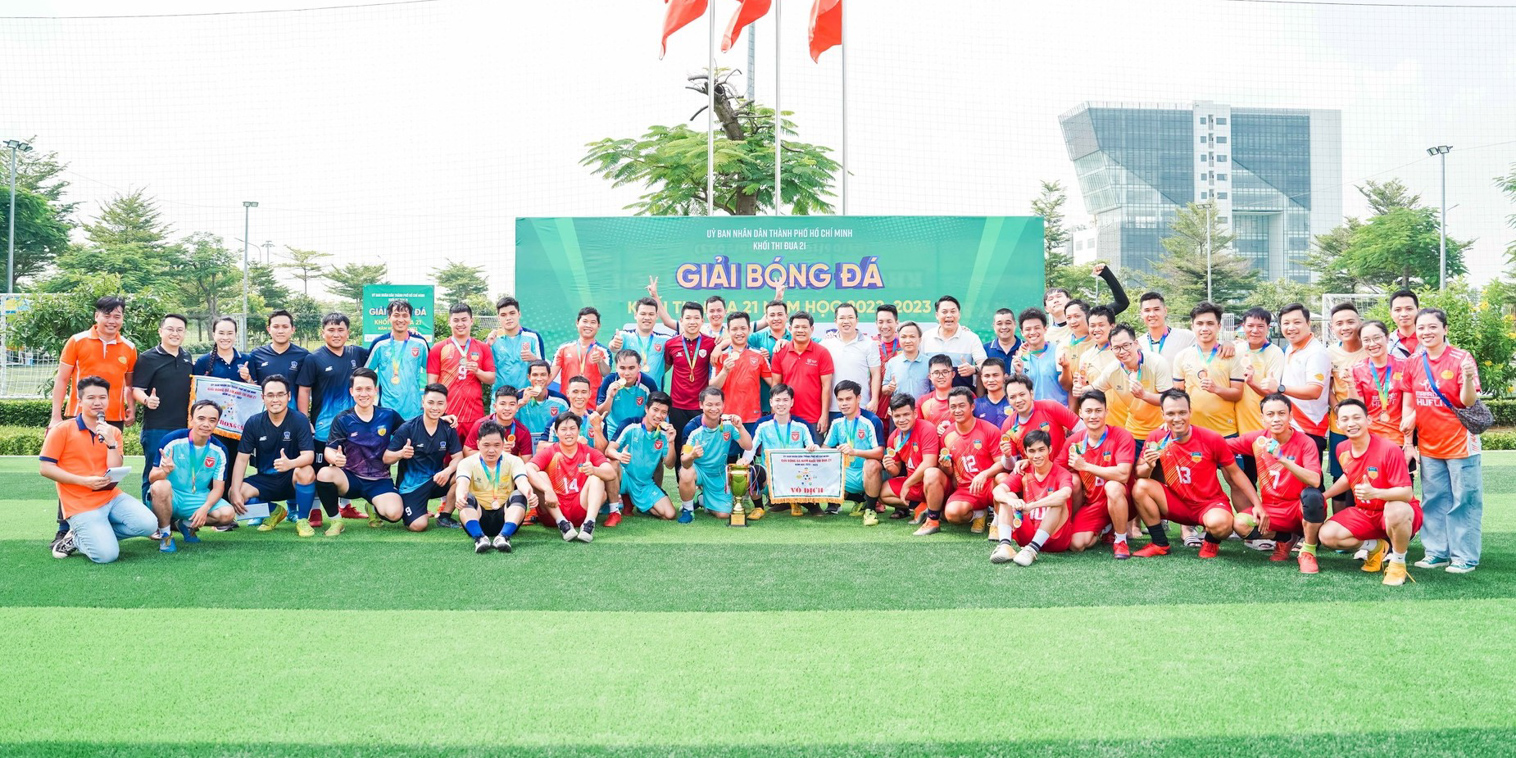 vlu-doi-tuyen-bao-ve-thanh-cong-chuc-vo-dich-giai-bong-da-nam-khoi-thi-dua-21-nam-2022-2023-l.jpg