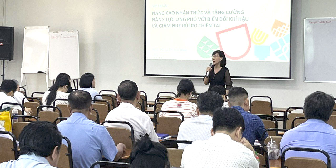 vlu-dong-hanh-cung-so-tai-nguyen-va-moi-truong-trong-cong-tac-nang-cao-nhan-thuc-va-tang-cuong-nang-luc-thich-ung-voi-bien-doi-khi-hau-va-giam-nhe-rui-ro-thien-tai-a.jpg