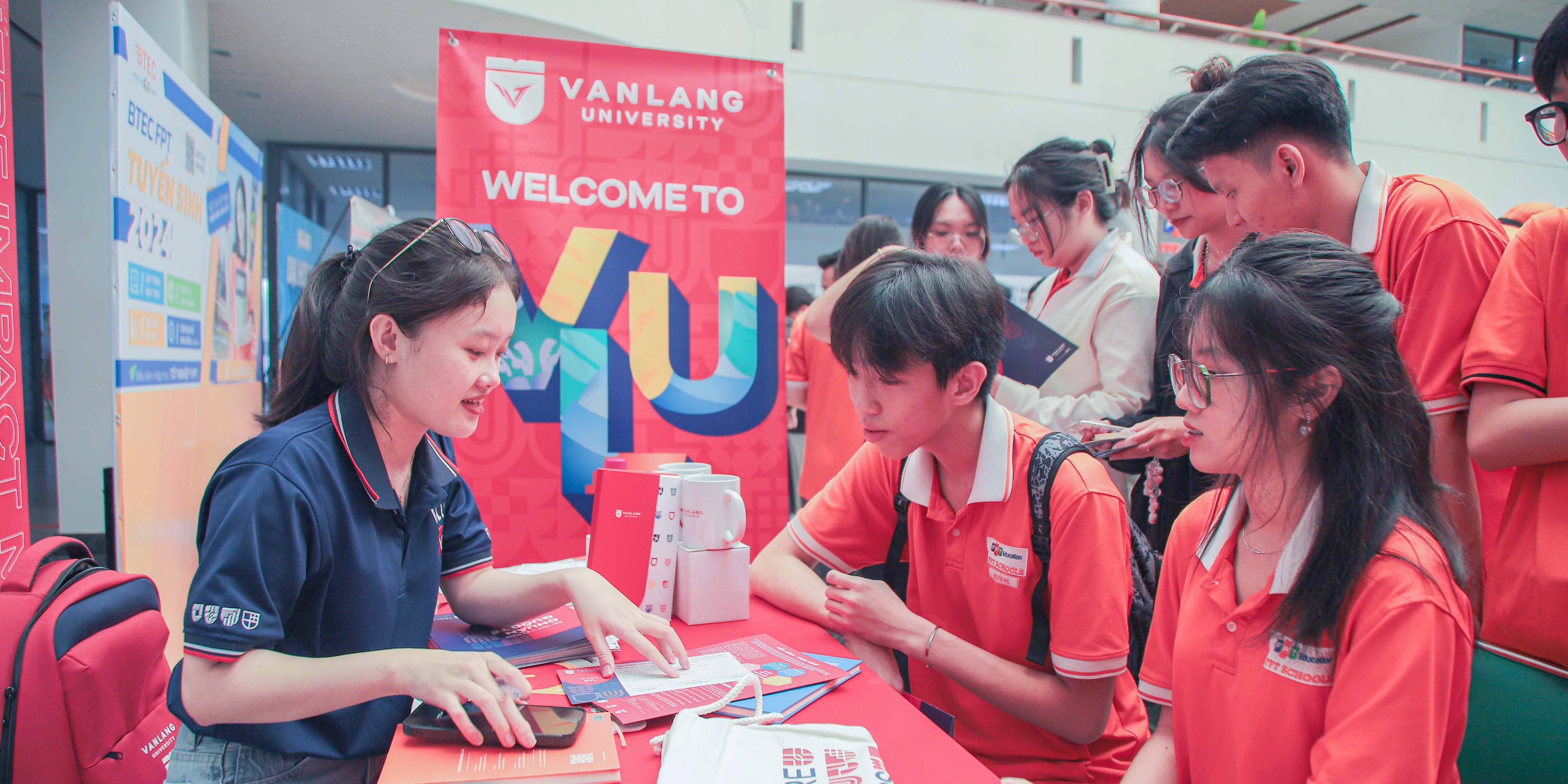 vlu-dong-hanh-cung-thi-sinh-cac-tinh-thanh-dinh-huong-tuong-lai-a.jpg