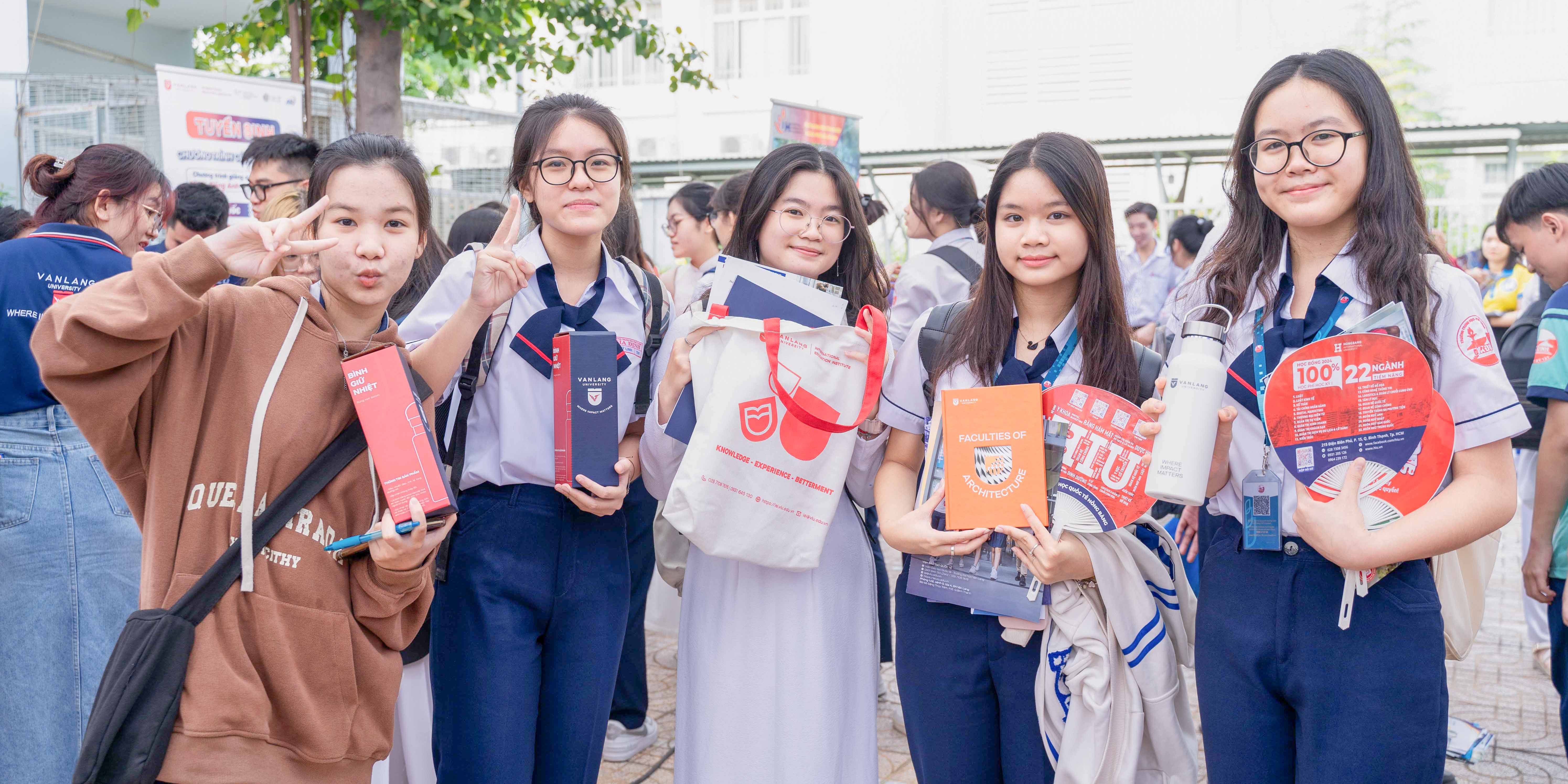 vlu-dong-hanh-cung-thi-sinh-cac-tinh-thanh-dinh-huong-tuong-lai-e.jpg