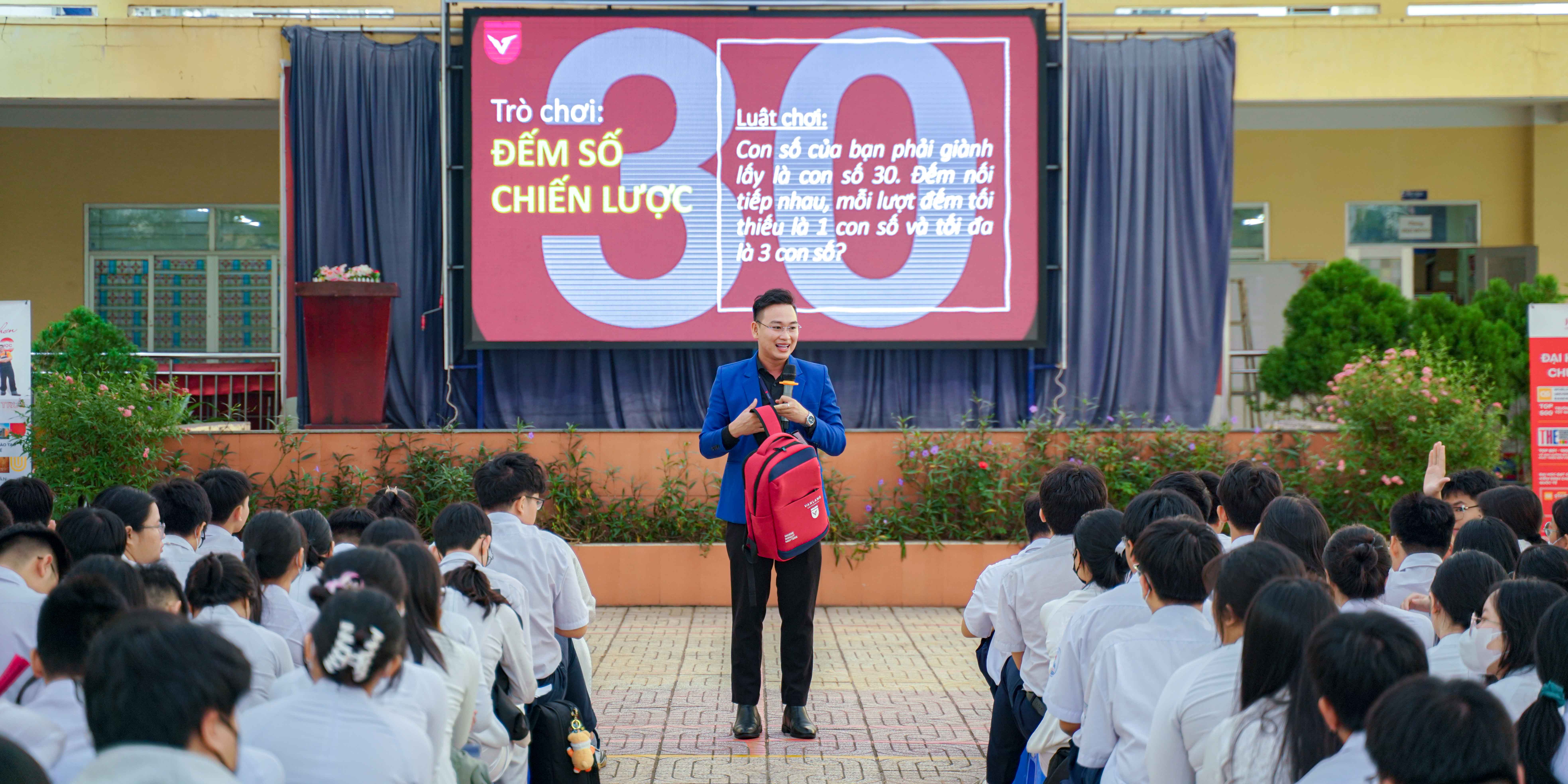 vlu-duong-den-uniland-vlu-dinh-huong-nghe-nghiep-cho-hoc-sinh-thpt-le-trong-tan-trong-thoi-dai-vuca-b.jpg