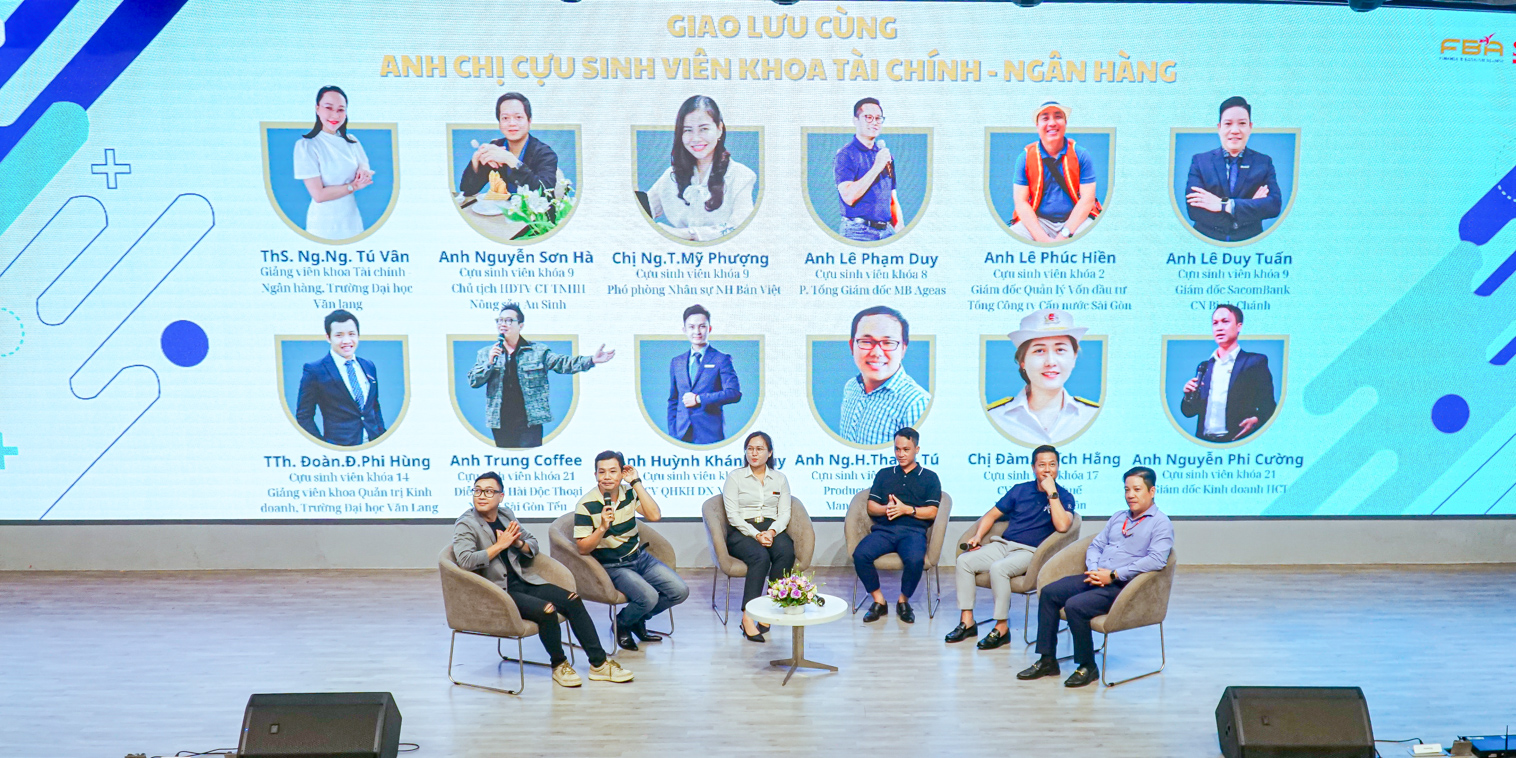 vlu-focus-mon-qua-y-nghia-danh-tang-khoa-29-khoa-tai-chinh-ngan-hang-c.jpg