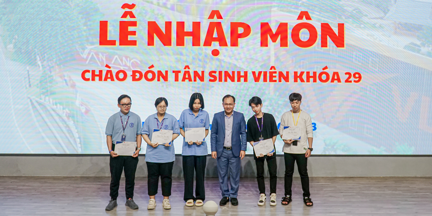 vlu-focus-mon-qua-y-nghia-danh-tang-khoa-29-khoa-tai-chinh-ngan-hang-f.jpg