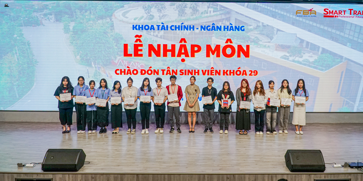 vlu-focus-mon-qua-y-nghia-danh-tang-khoa-29-khoa-tai-chinh-ngan-hang-g.jpg