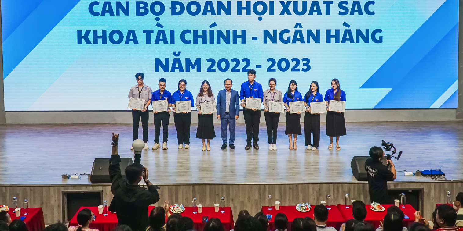 vlu-focus-mon-qua-y-nghia-danh-tang-khoa-29-khoa-tai-chinh-ngan-hang-h.jpg