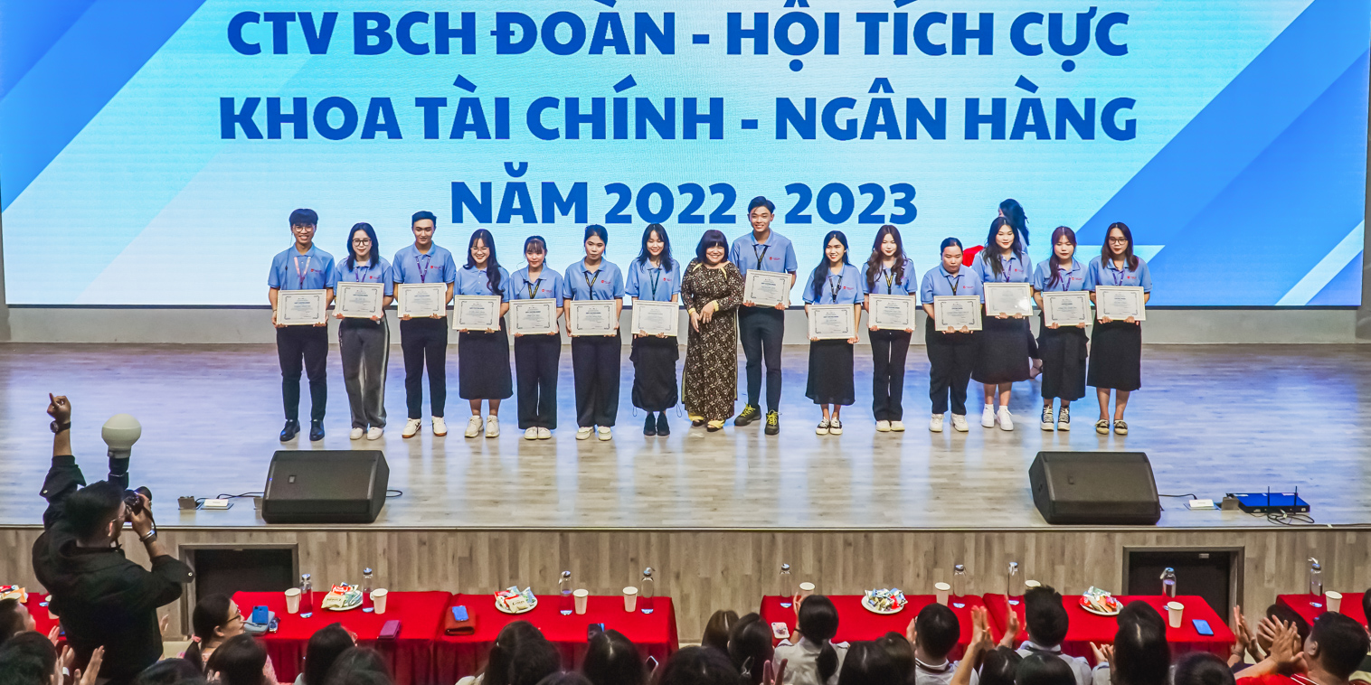 vlu-focus-mon-qua-y-nghia-danh-tang-khoa-29-khoa-tai-chinh-ngan-hang-i.jpg