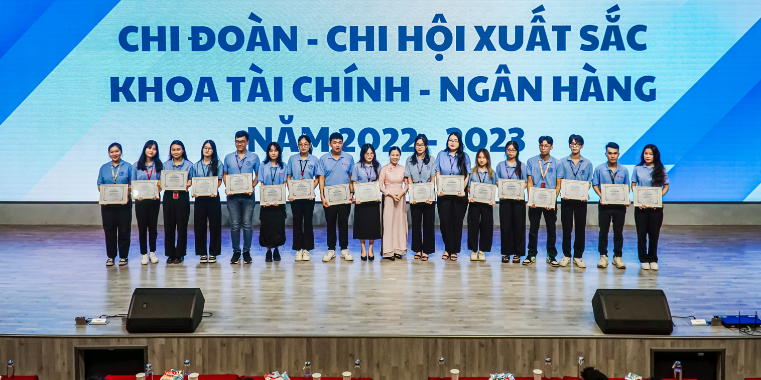 vlu-focus-mon-qua-y-nghia-danh-tang-khoa-29-khoa-tai-chinh-ngan-hang-j.jpg