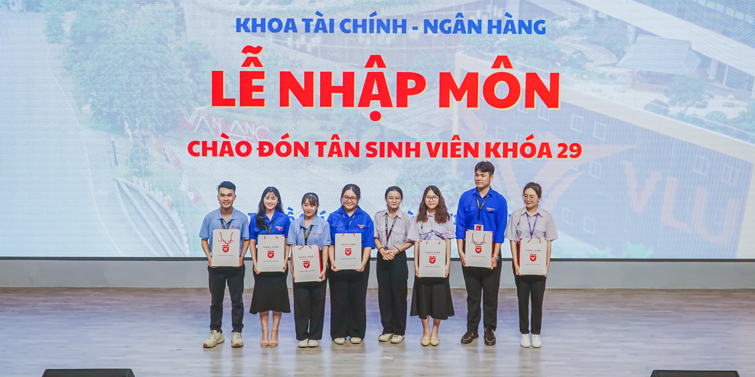 vlu-focus-mon-qua-y-nghia-danh-tang-khoa-29-khoa-tai-chinh-ngan-hang-k.jpg