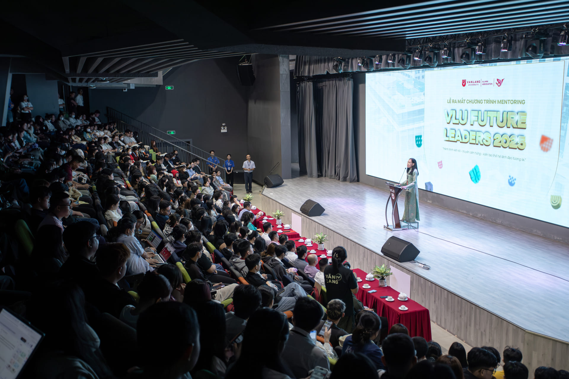 vlu-future-leaders-2025-truong-dai-hoc-van-lang-lan-dau-tien-trien-khai-mo-hinh-mentoring-ket-noi-cuu-sinh-vien-va-sinh-vien-a.jpg
