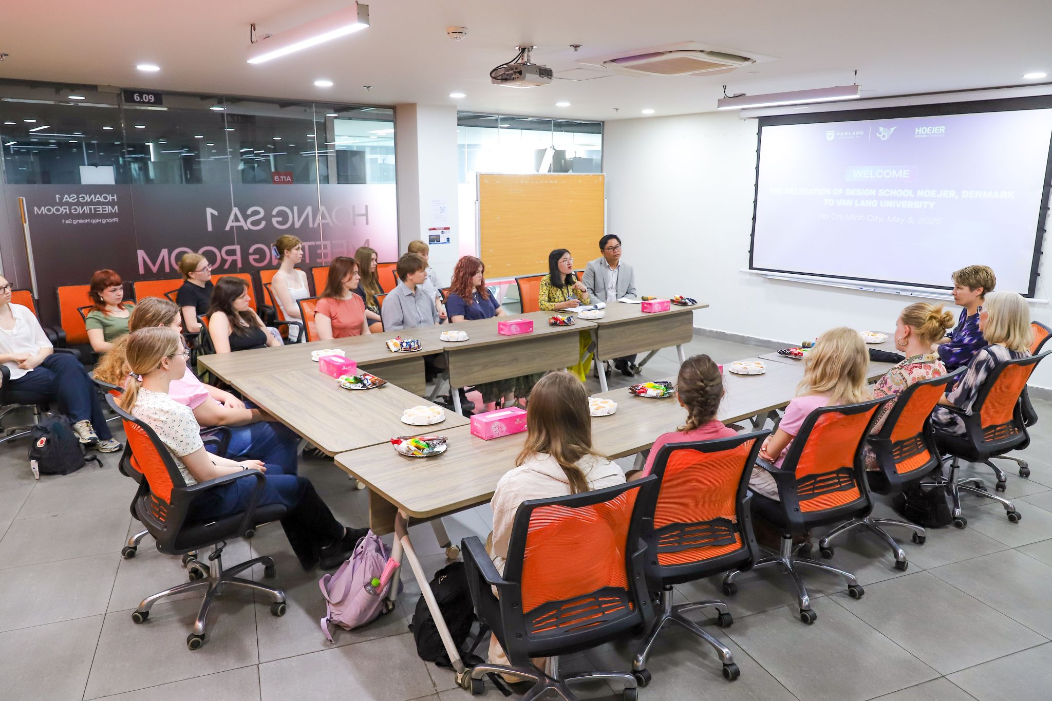 vlu-gap-go-doan-giang-vien-va-sinh-vien-design-school-hoejer-a.jpg