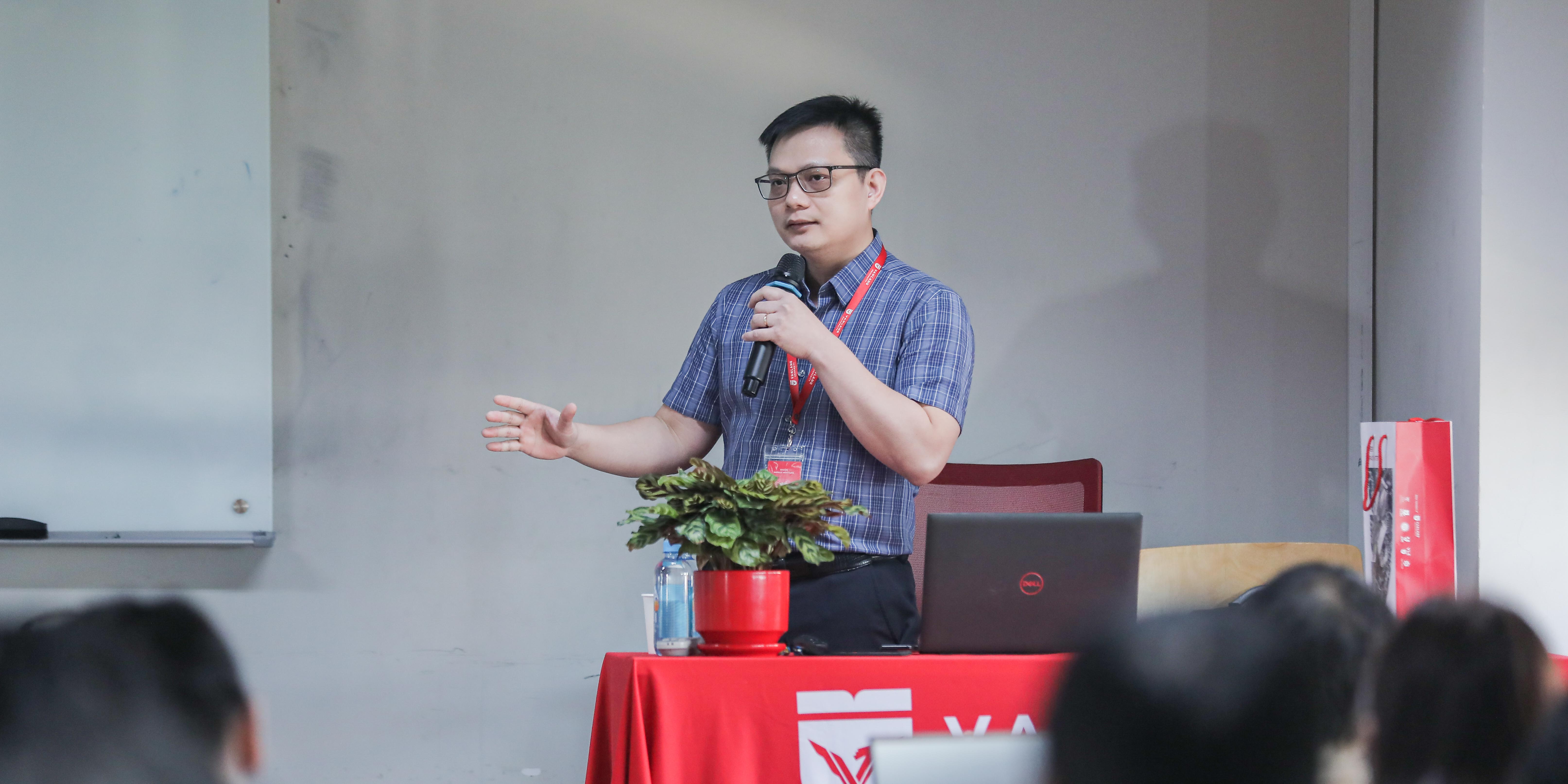 vlu-giang-vien-tap-huan-thu-tuc-dang-ky-va-tra-cuu-kieu-dang-cong-nghiep-a.jpg