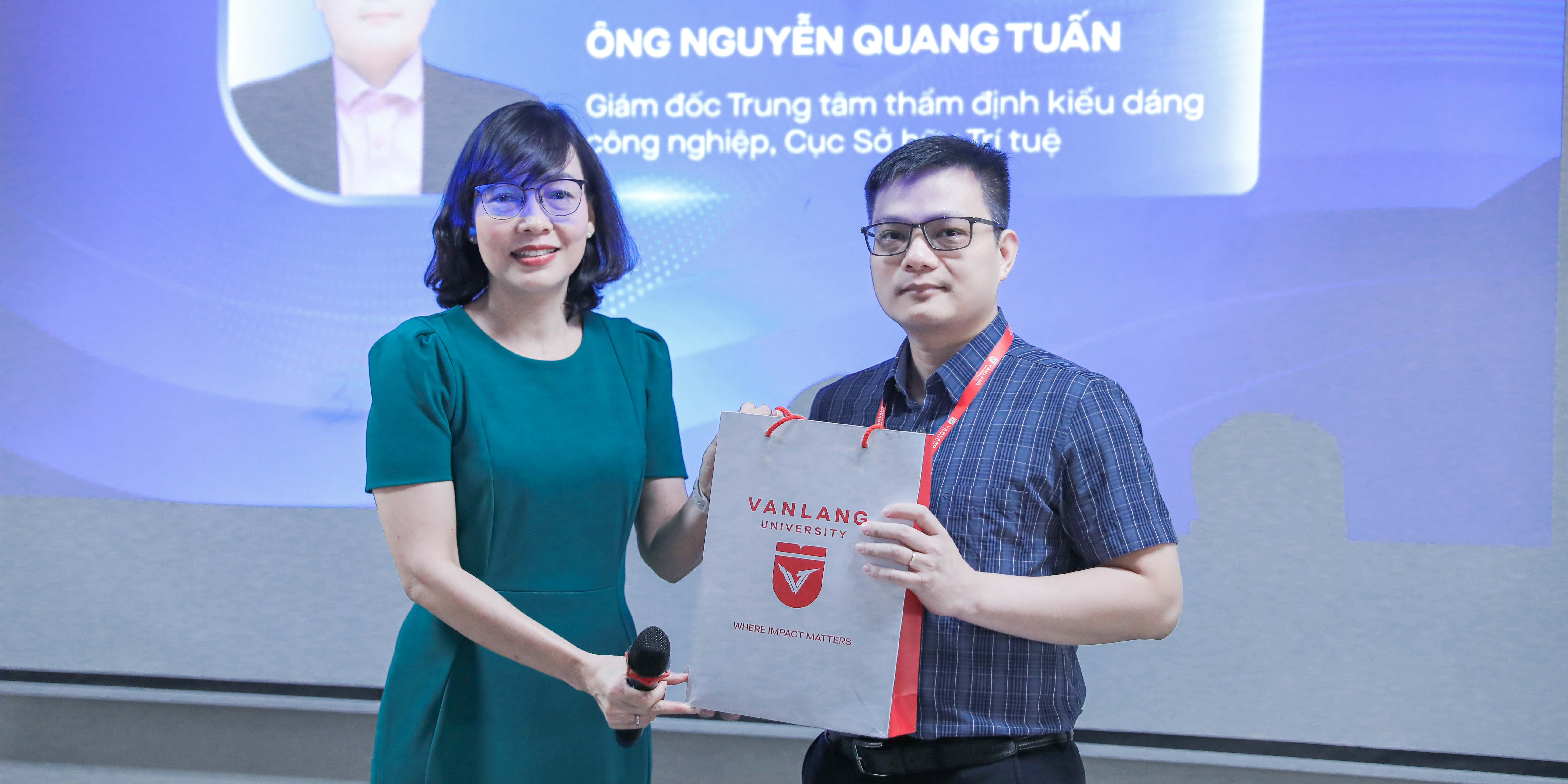 vlu-giang-vien-tap-huan-thu-tuc-dang-ky-va-tra-cuu-kieu-dang-cong-nghiep-b.jpg