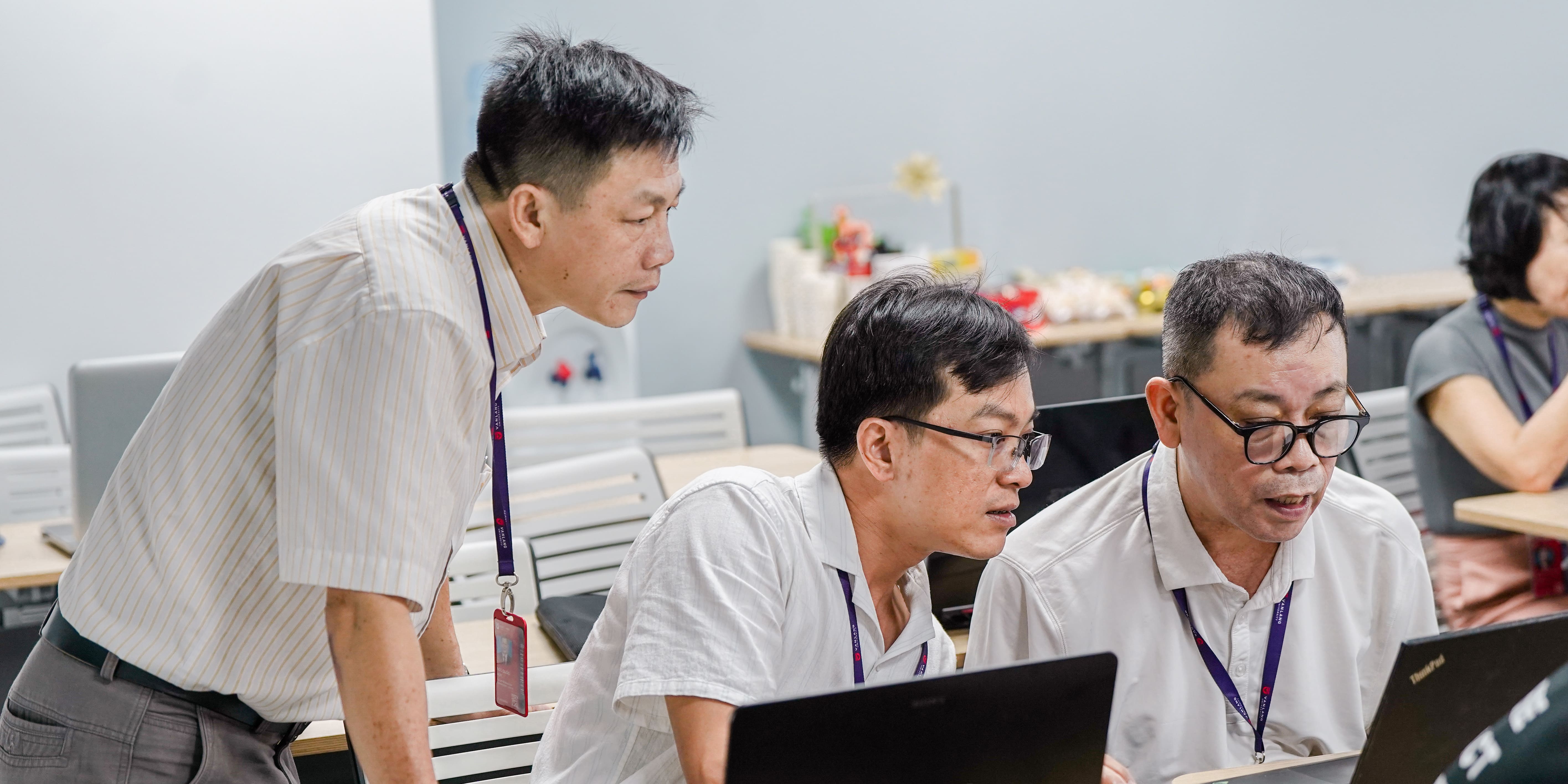 vlu-giang-vien-va-sinh-vien-thuc-hanh-hoc-may-va-tri-tue-nhan-tao-tren-platform-chuyen-nghiep-ma-nguon-mo-kaggle-b.jpg