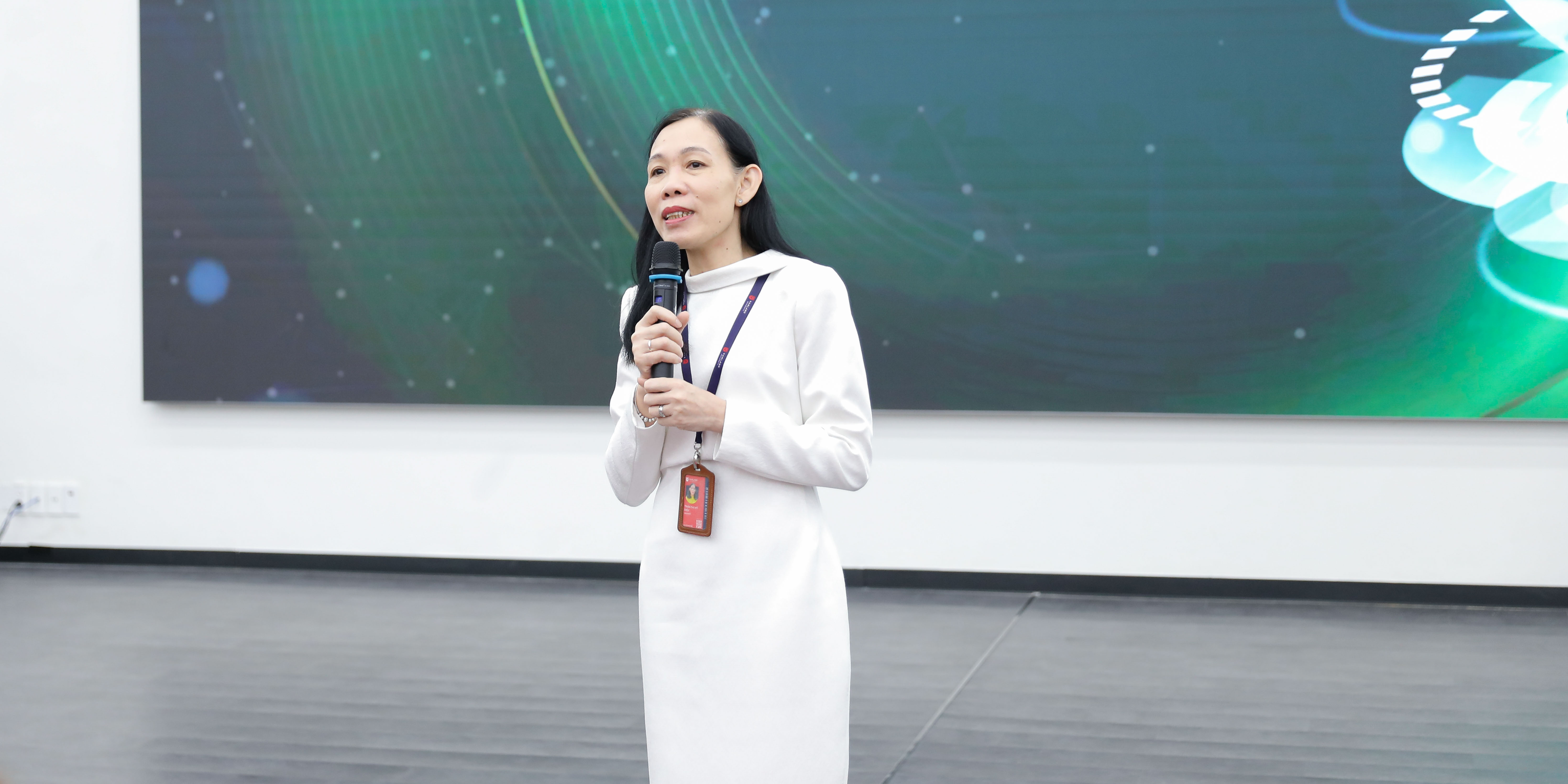 vlu-giang-vien-van-lang-tim-hieu-co-hoi-nhan-tai-tro-nghien-cuu-va-chuyen-giao-cong-nghe-b.JPG