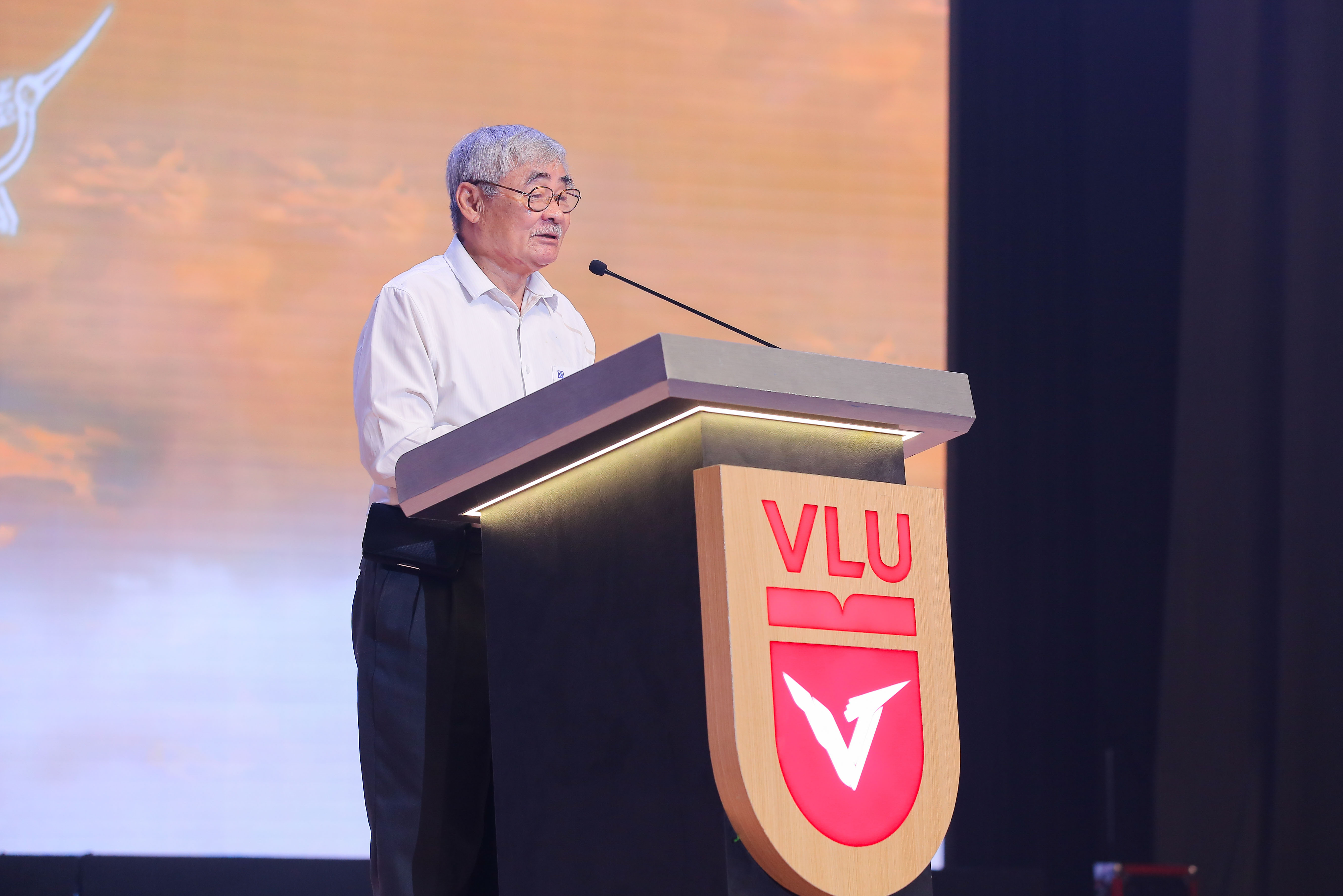 vlu-giao-luu-cung-nha-nghien-cuu-lich-su-duong-trung-quoc-voi-chuyen-de-van-lang-lang-va-nuoc-b.jpg