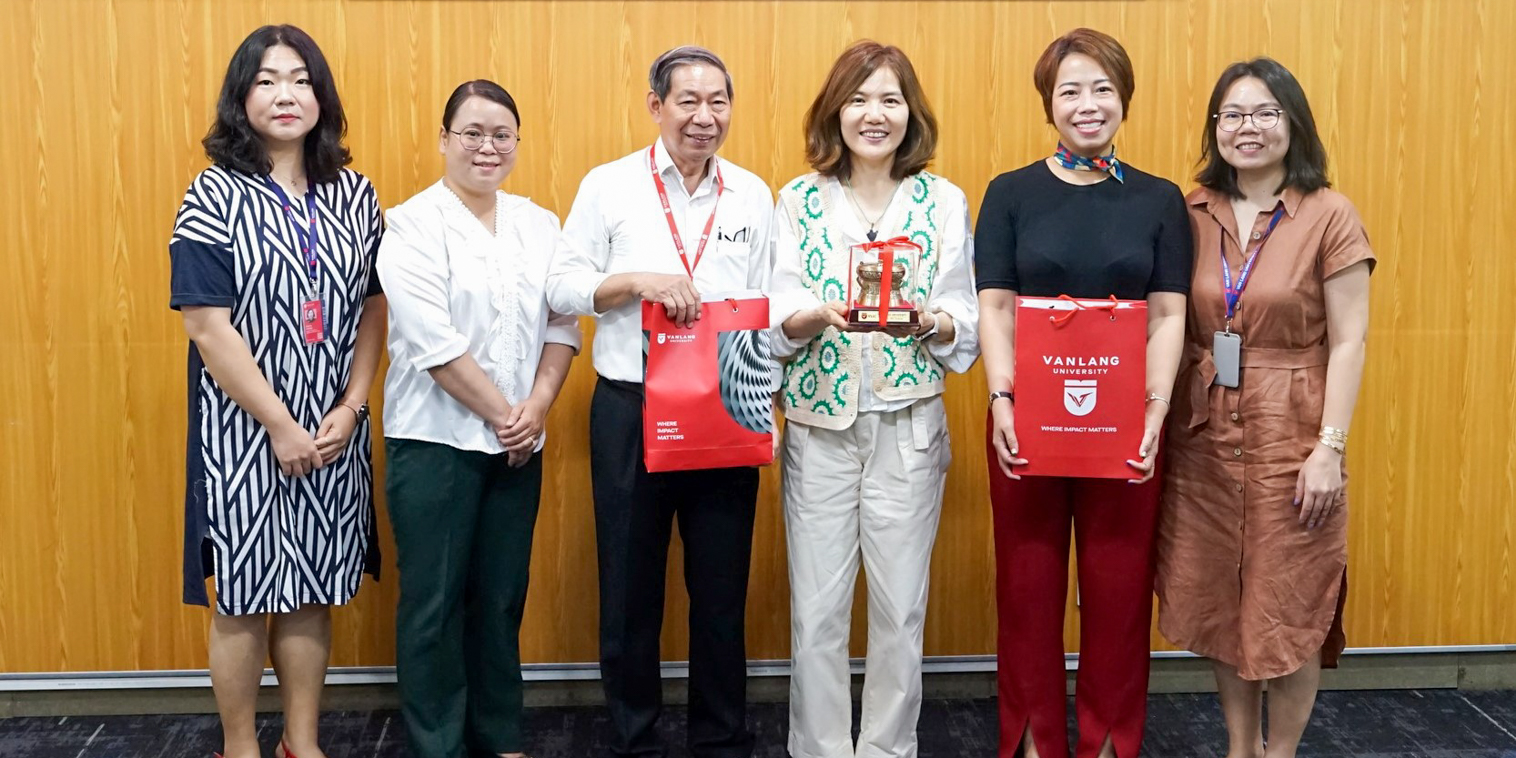 vlu-giao-luu-nha-van-pyun-hye-young-tac-gia-truyen-ngan-dem-troi-e.jpg