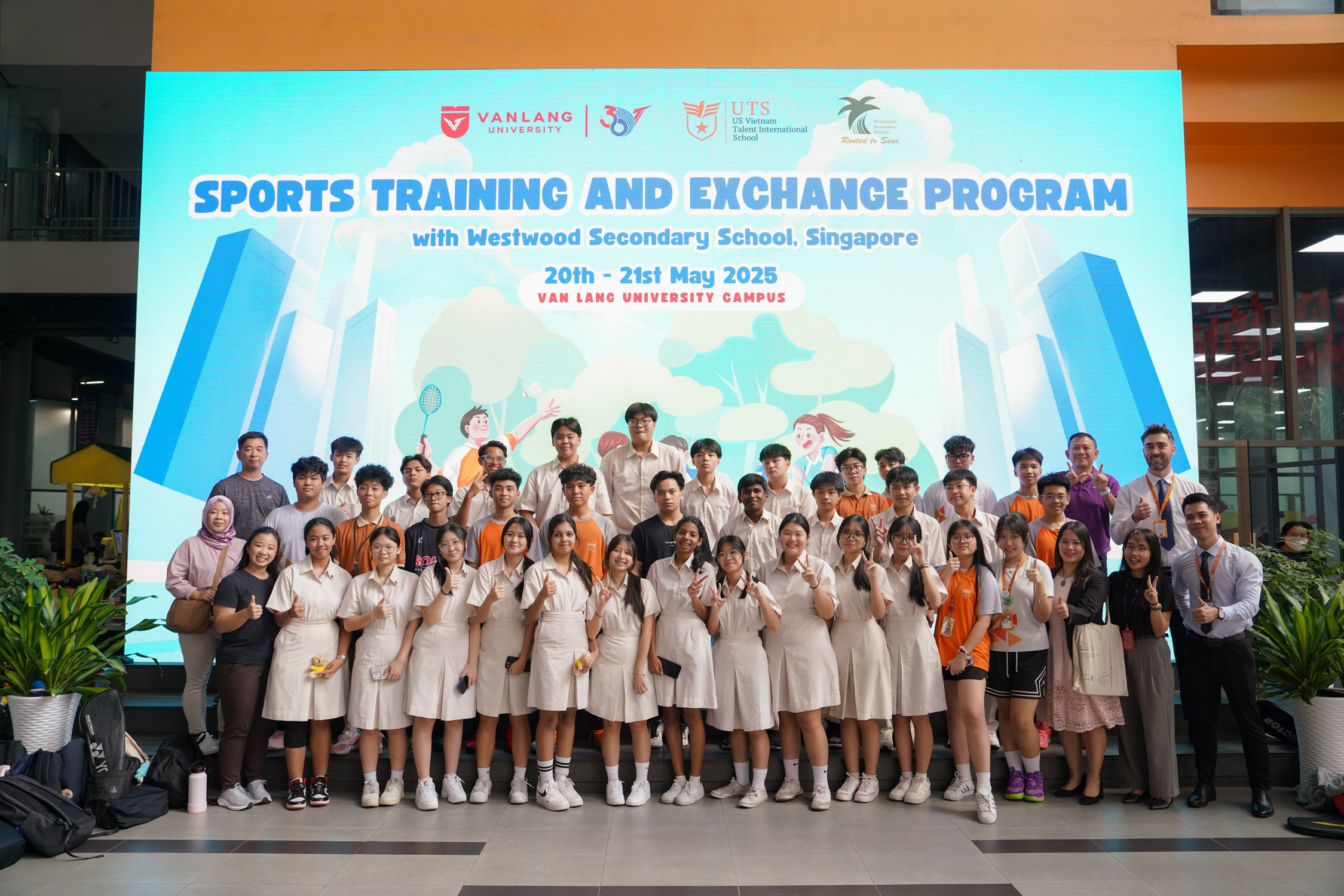 vlu-giao-luu-the-thao-quoc-te-truong-trung-hoc-westwood-singapore-va-truong-quoc-te-nam-my-uts-a.jpg