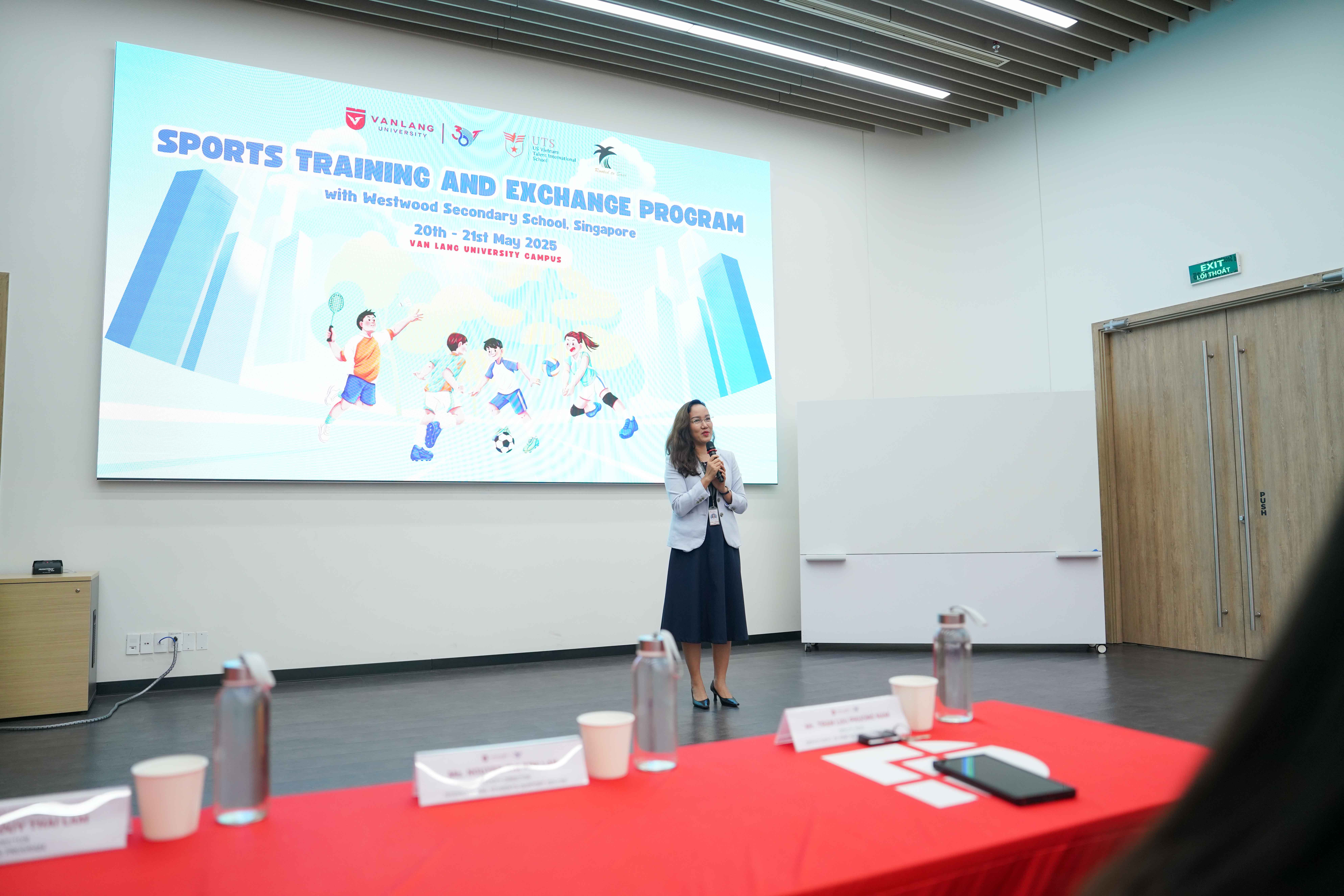 vlu-giao-luu-the-thao-quoc-te-truong-trung-hoc-westwood-singapore-va-truong-quoc-te-nam-my-uts-b.jpg