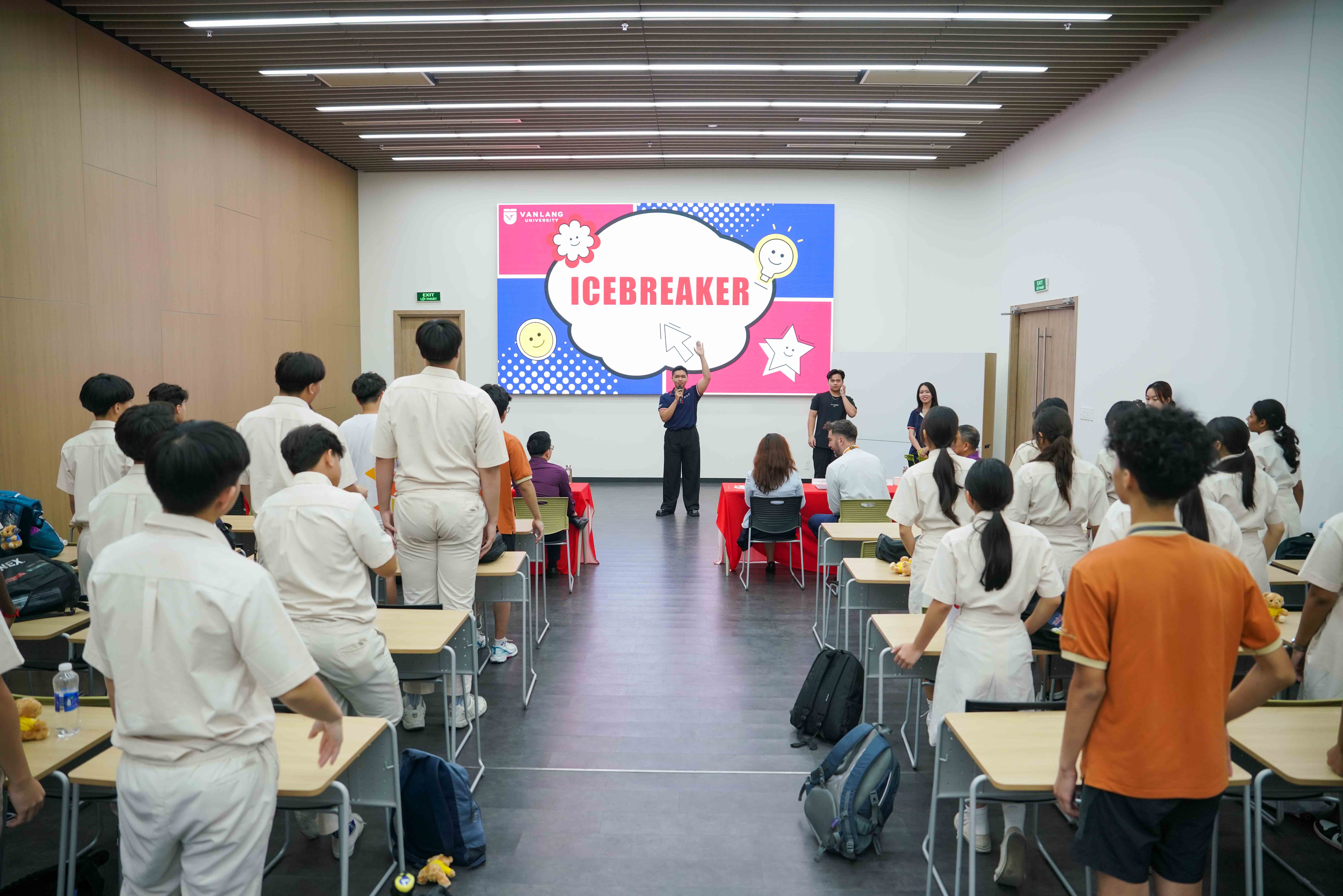 vlu-giao-luu-the-thao-quoc-te-truong-trung-hoc-westwood-singapore-va-truong-quoc-te-nam-my-uts-d.jpg