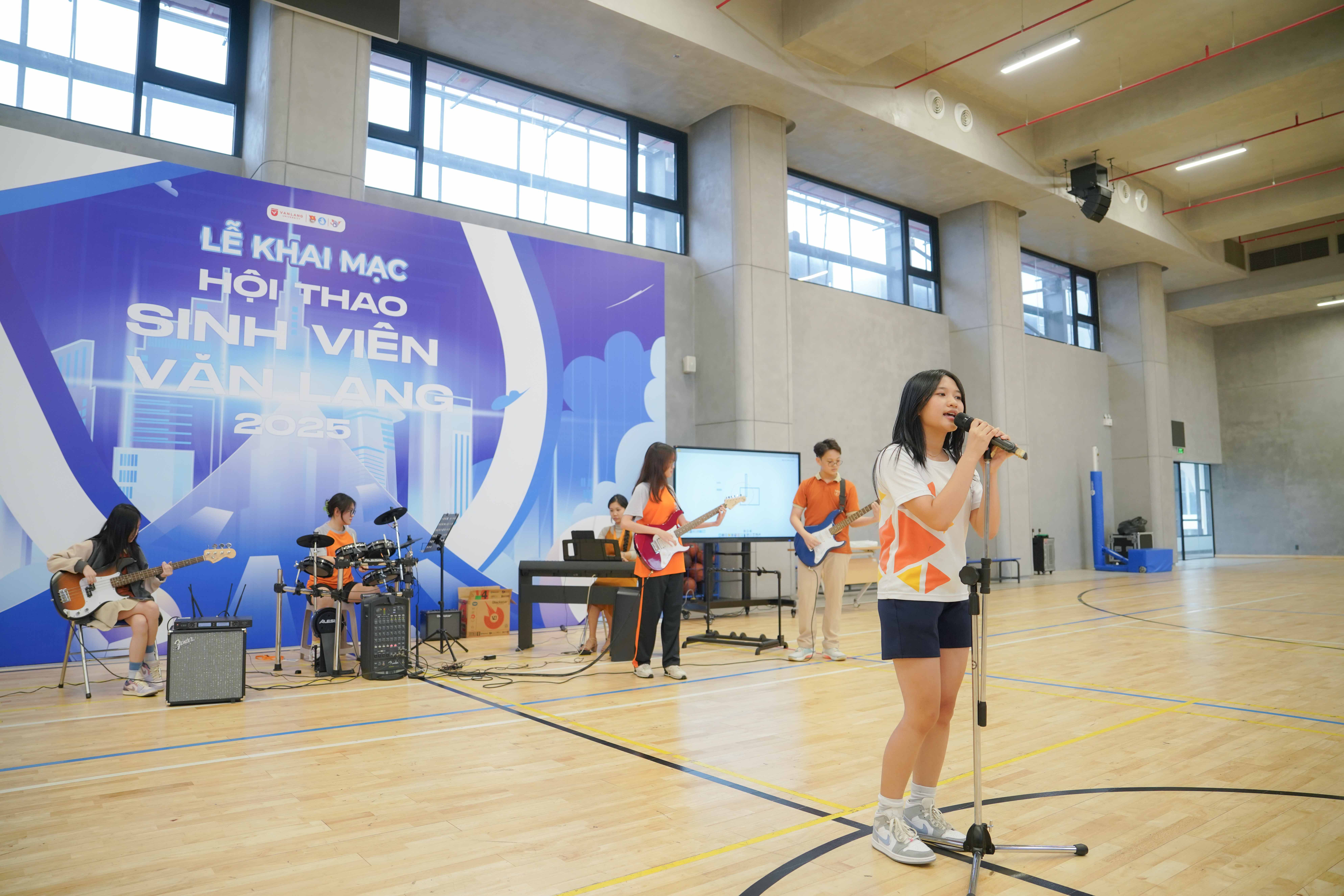 vlu-giao-luu-the-thao-quoc-te-truong-trung-hoc-westwood-singapore-va-truong-quoc-te-nam-my-uts-e.jpg
