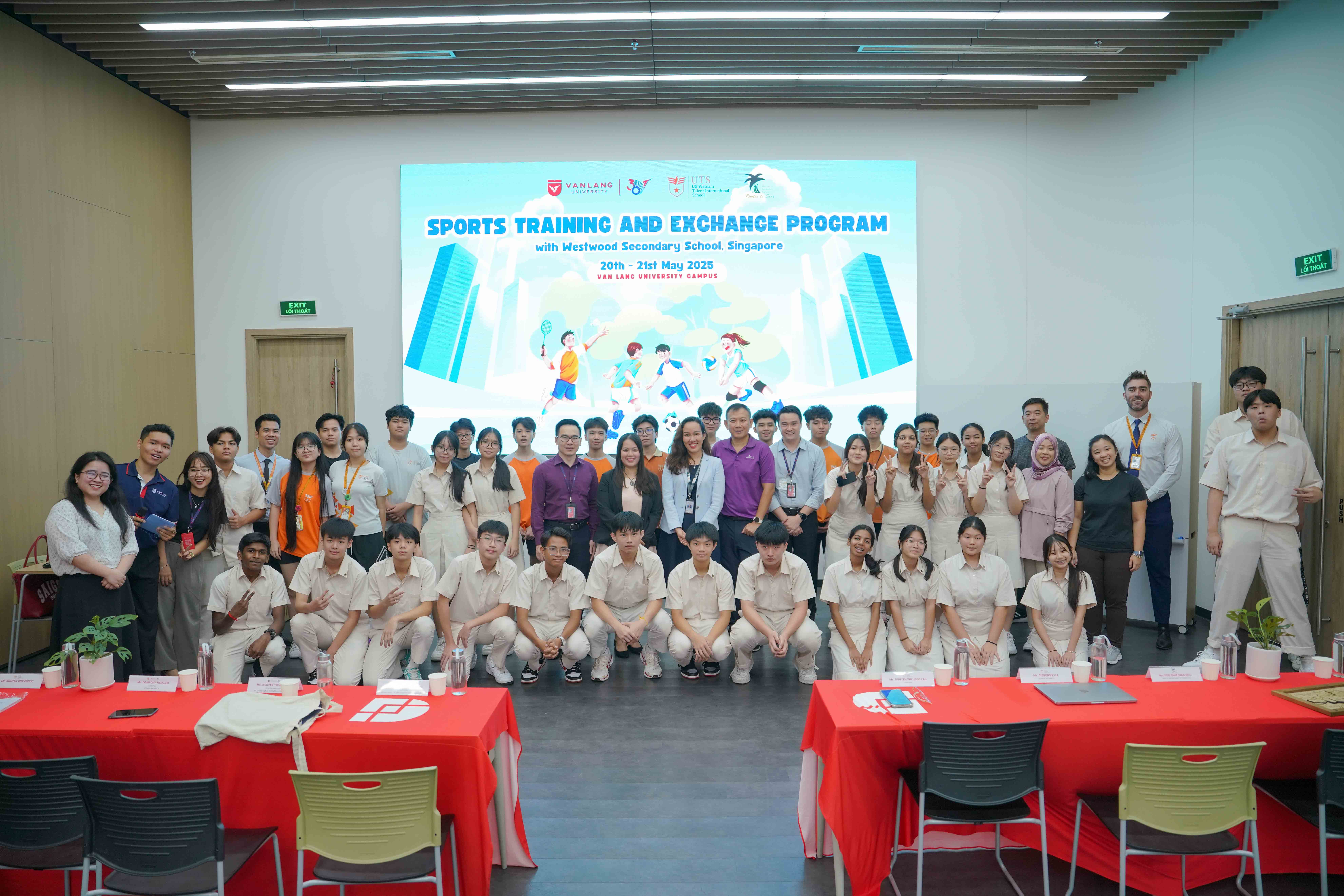 vlu-giao-luu-the-thao-quoc-te-truong-trung-hoc-westwood-singapore-va-truong-quoc-te-nam-my-uts-g.jpg