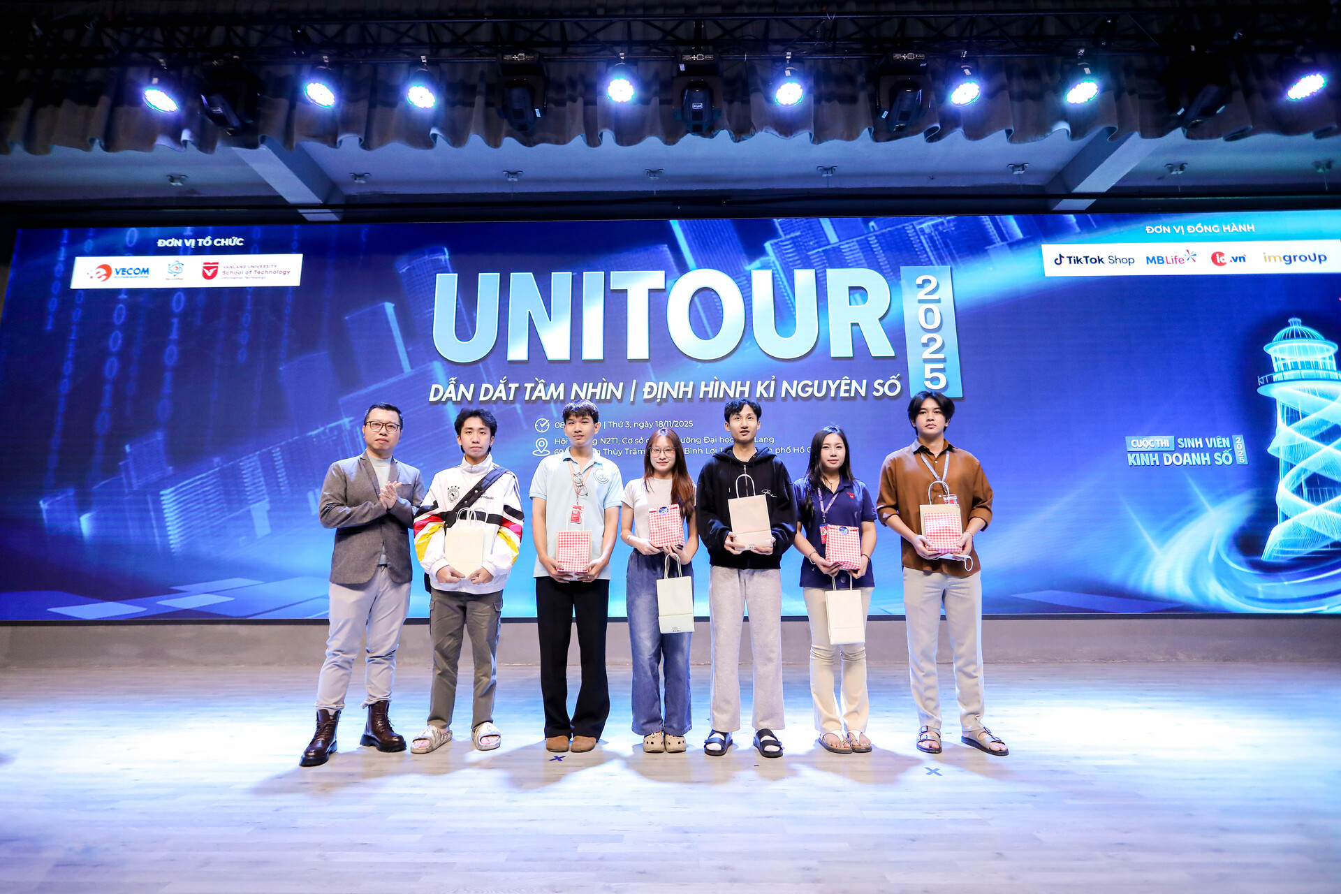 vlu-hiep-hoi-thuong-mai-dien-tu-viet-nam-qua-chuong-trinh-unitour-2025-“dan-dat-tam-nhin---dinh-hinh-ky-nguyen-so-c.jpg