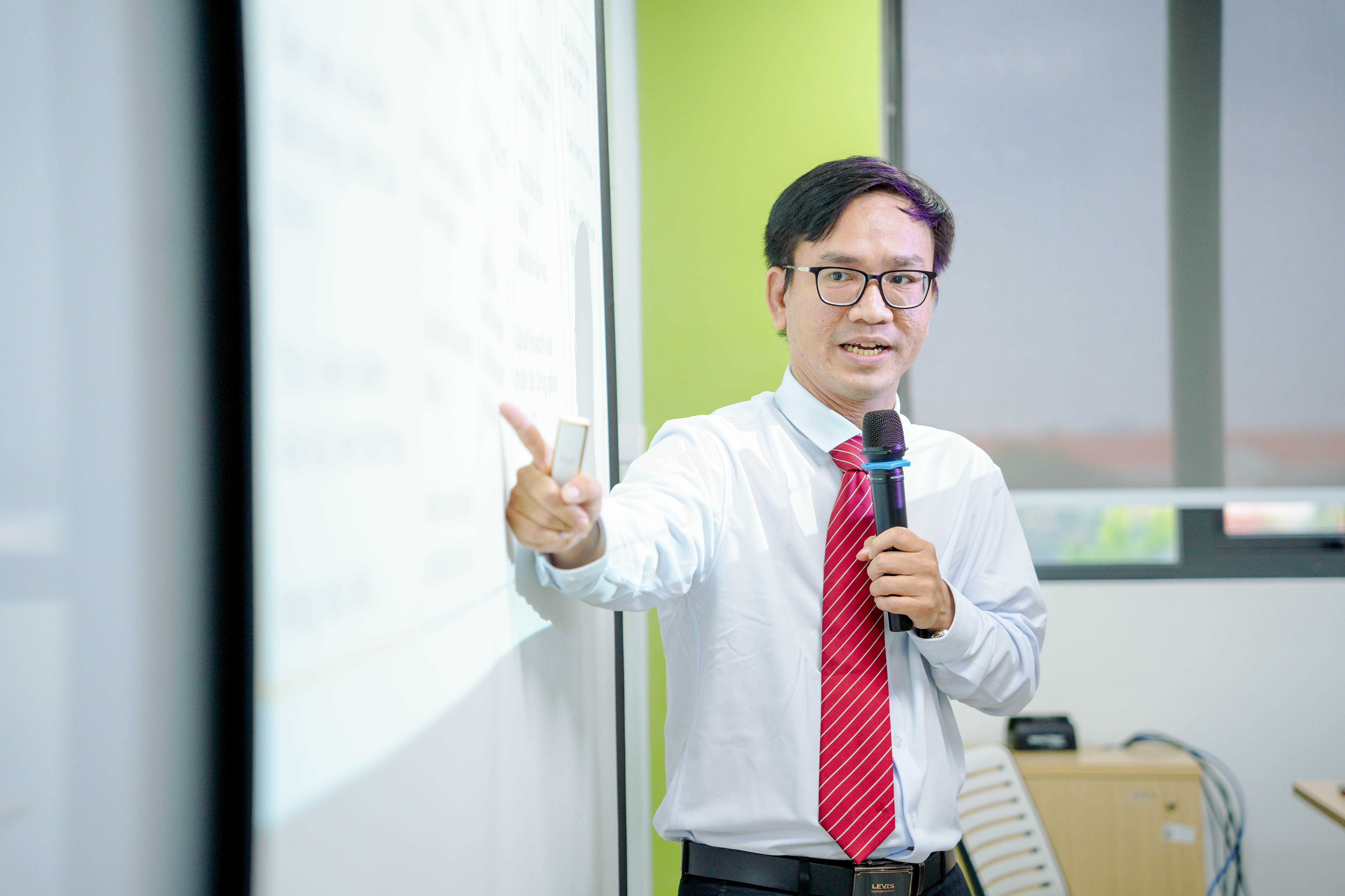 vlu-hieu-ve-ngan-sach-chia-khoa-quan-tri-du-an-hieu-qua-cung-ths.-nguyen-anh-toan-chuyen-gia-tu-van-dau-tu-cua-maybank-investment-bank-b.jpg
