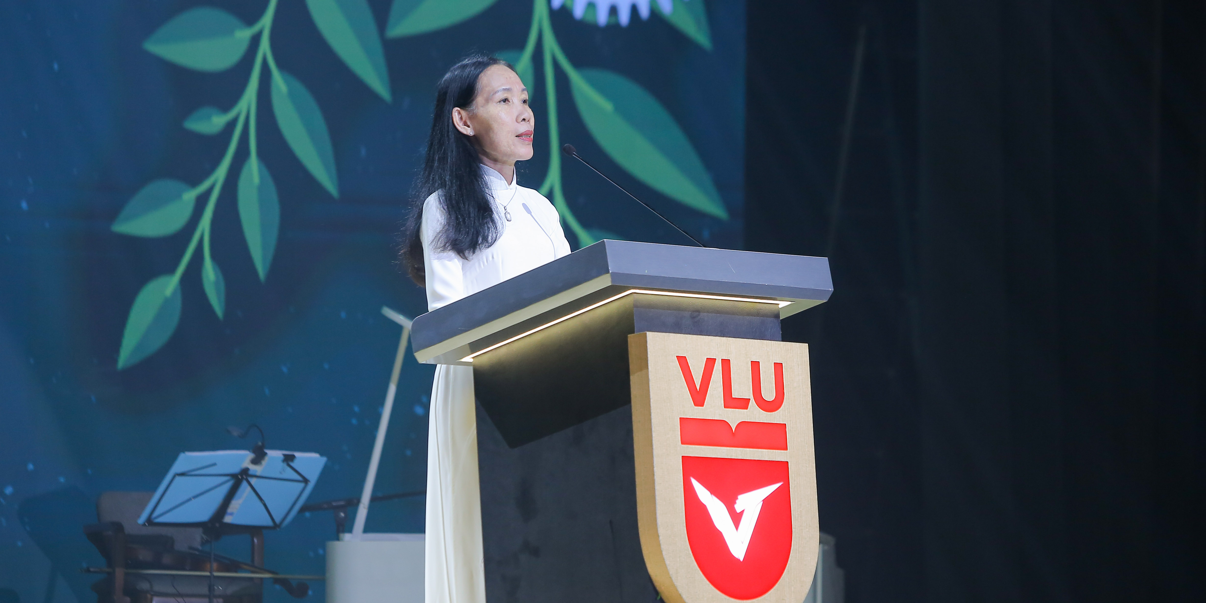 vlu-hoa-tu-rac-muon-nghe-thuat,-tho-ca-de-lan-toa-thong-diep-bao-ve-moi-truong-va-tai-che-rac-a.jpg