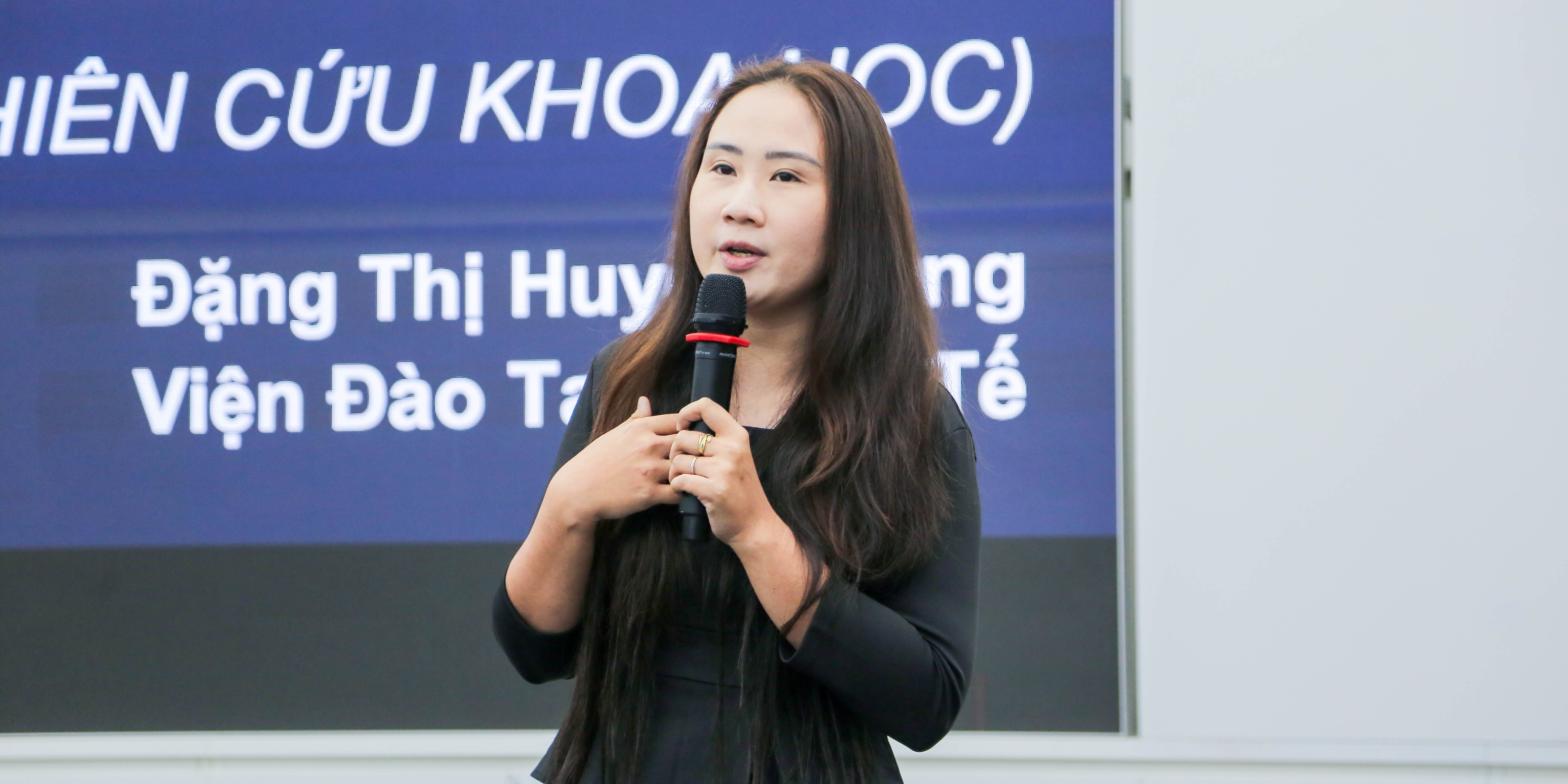 vlu-hoc-nghien-cuu-khoa-hoc-voi-chuoi-hoi-thao-research-mentoring-2025-a.JPG