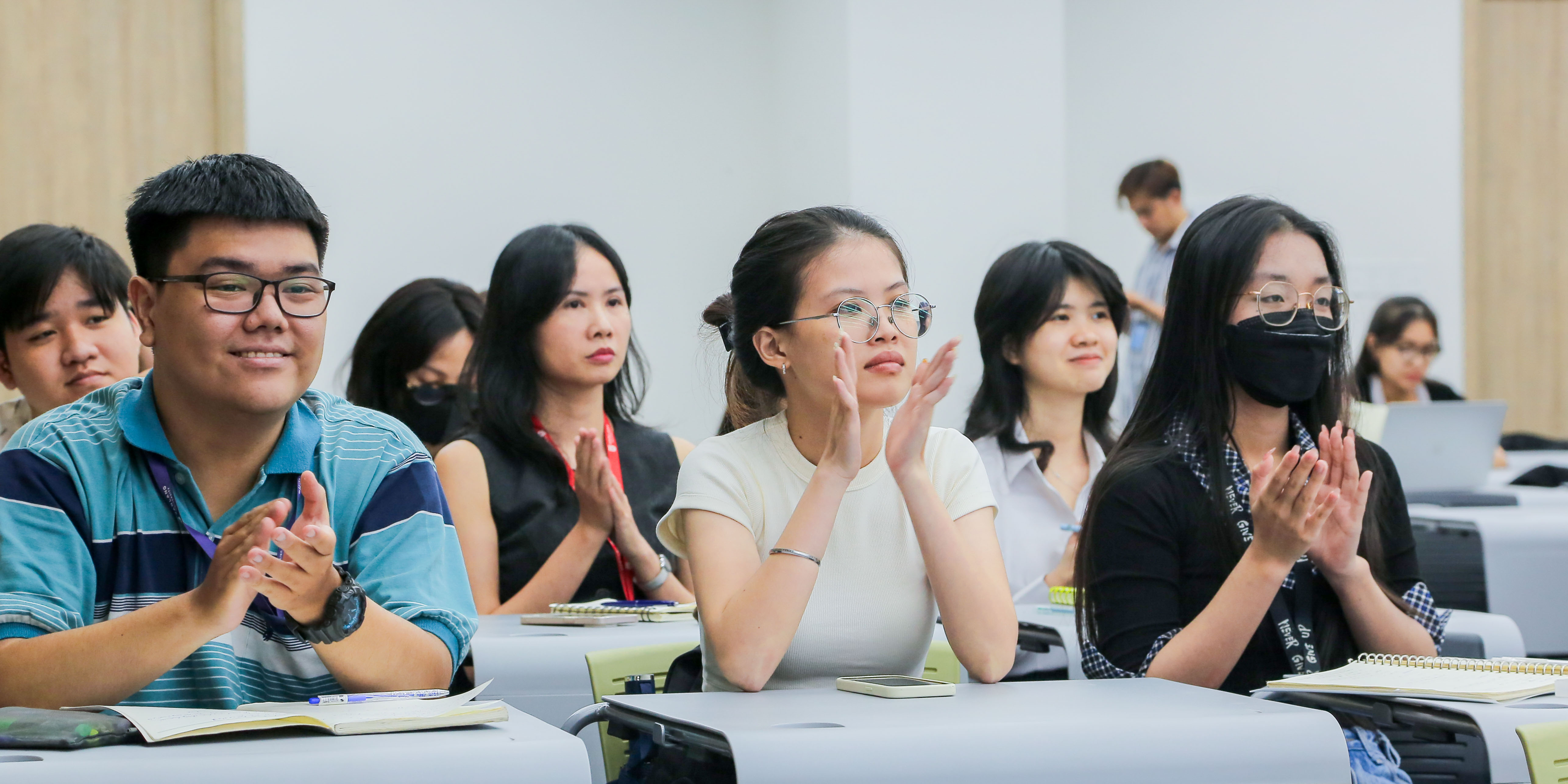 vlu-hoc-nghien-cuu-khoa-hoc-voi-chuoi-hoi-thao-research-mentoring-2025-b.JPG