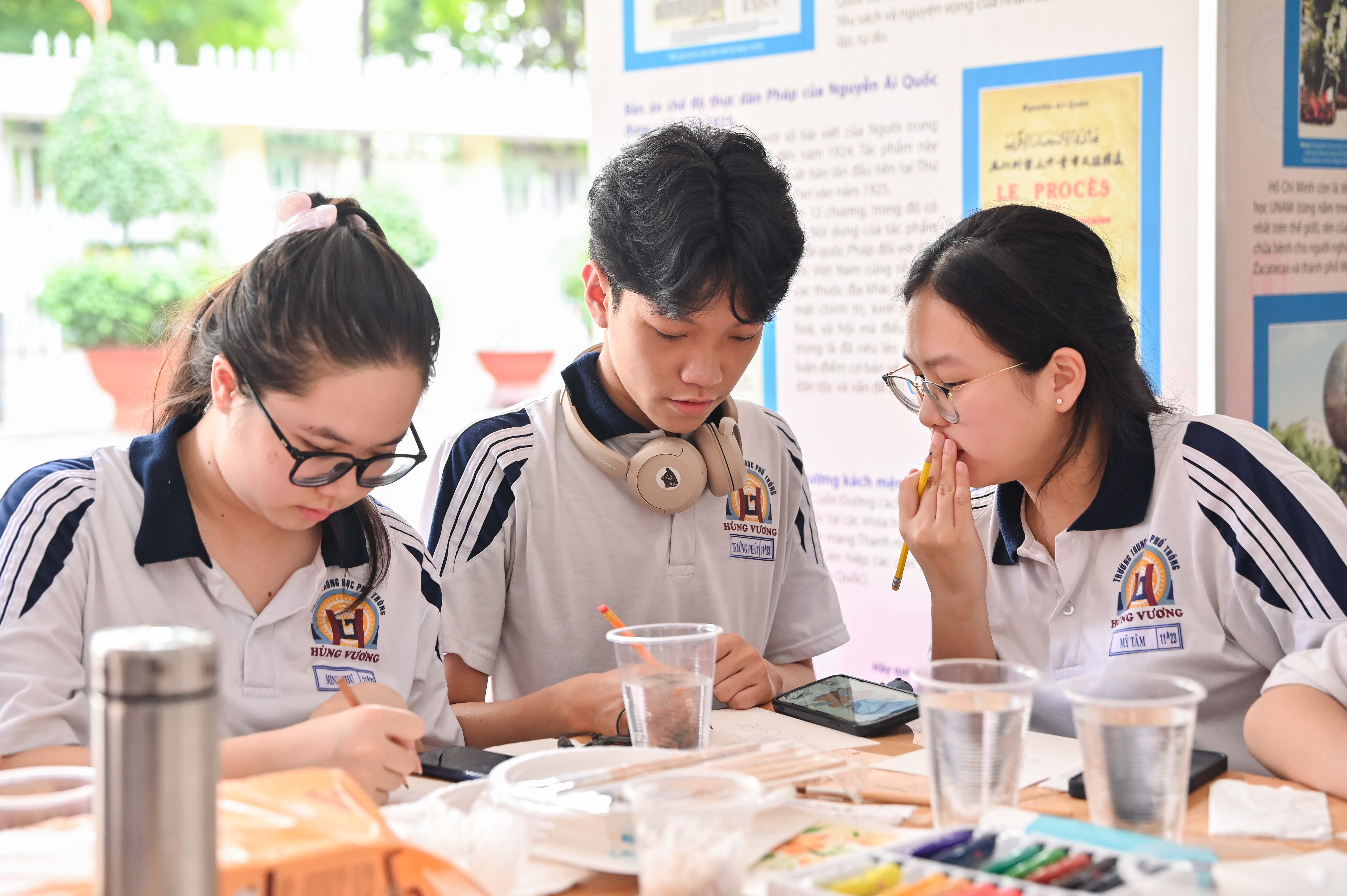 vlu-hoc-sinh-thpt-hung-vuong-trai-nghiem-ve-mau-nuoc-va-in-chat-lieu-cung-khoa-my-thuat-thiet-ke_e.JPG