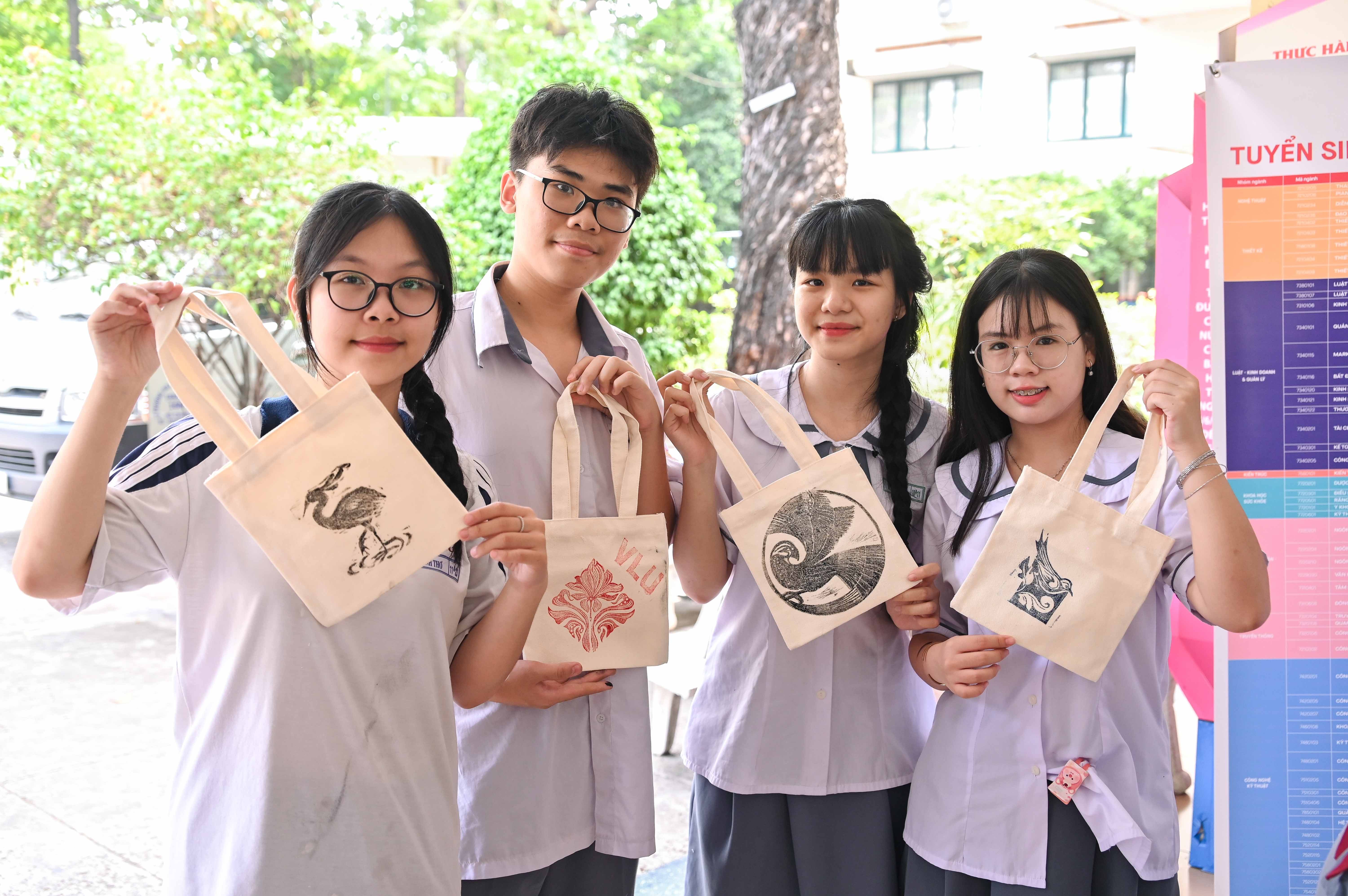 vlu-hoc-sinh-thpt-hung-vuong-trai-nghiem-ve-mau-nuoc-va-in-chat-lieu-cung-khoa-my-thuat-thiet-ke_f.JPG