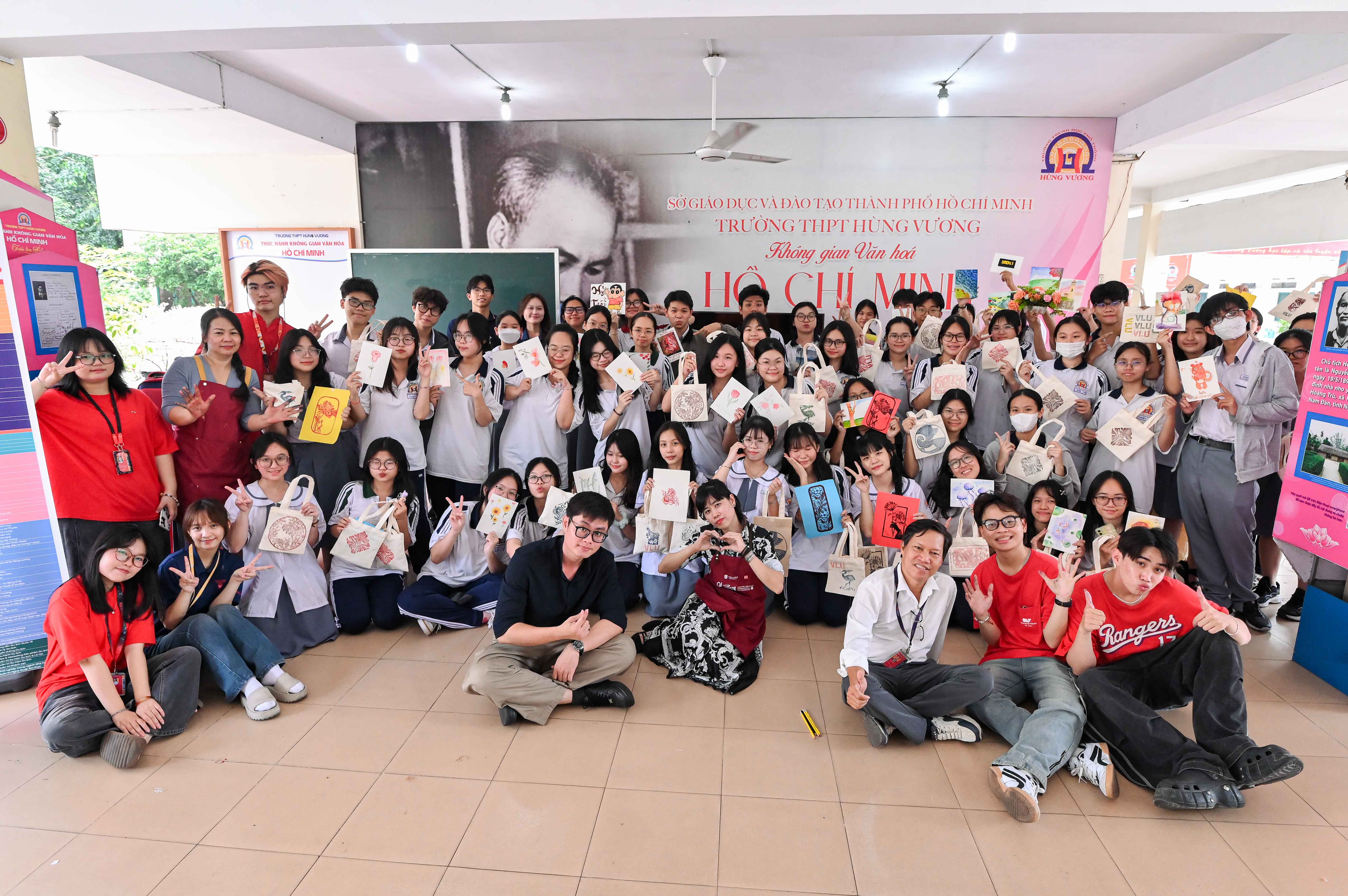 vlu-hoc-sinh-thpt-hung-vuong-trai-nghiem-ve-mau-nuoc-va-in-chat-lieu-cung-khoa-my-thuat-thiet-ke_g.JPG