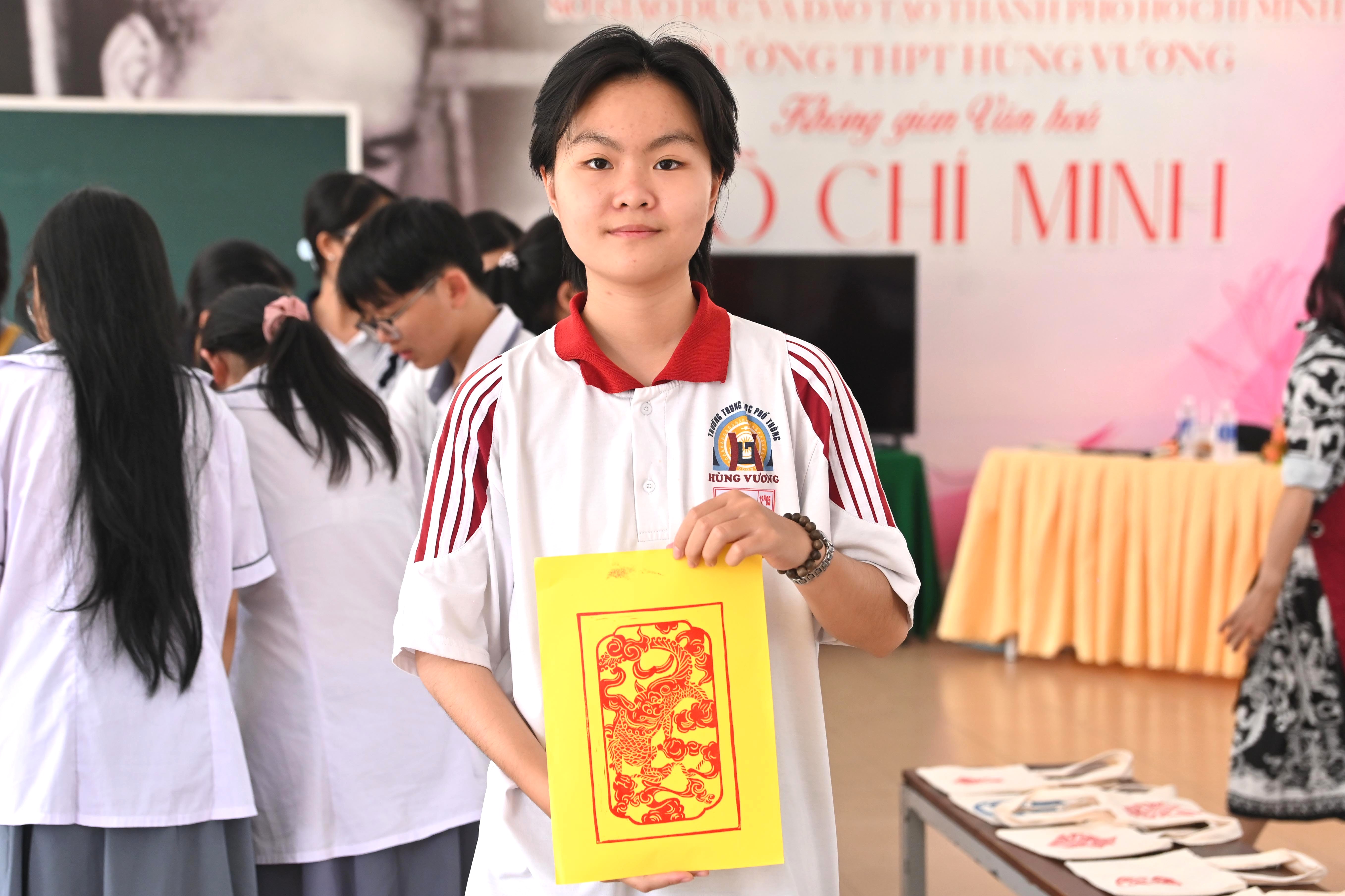 vlu-hoc-sinh-thpt-hung-vuong-trai-nghiem-ve-mau-nuoc-va-in-chat-lieu-cung-khoa-my-thuat-thiet-ke_h.JPG