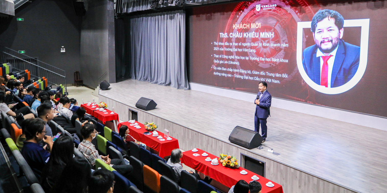 vlu-hoc-vien-sau-dai-hoc-tham-du-chuong-trinh-khai-giang-va-doi-thoai-nam-hoc-2023-2024-e.jpg