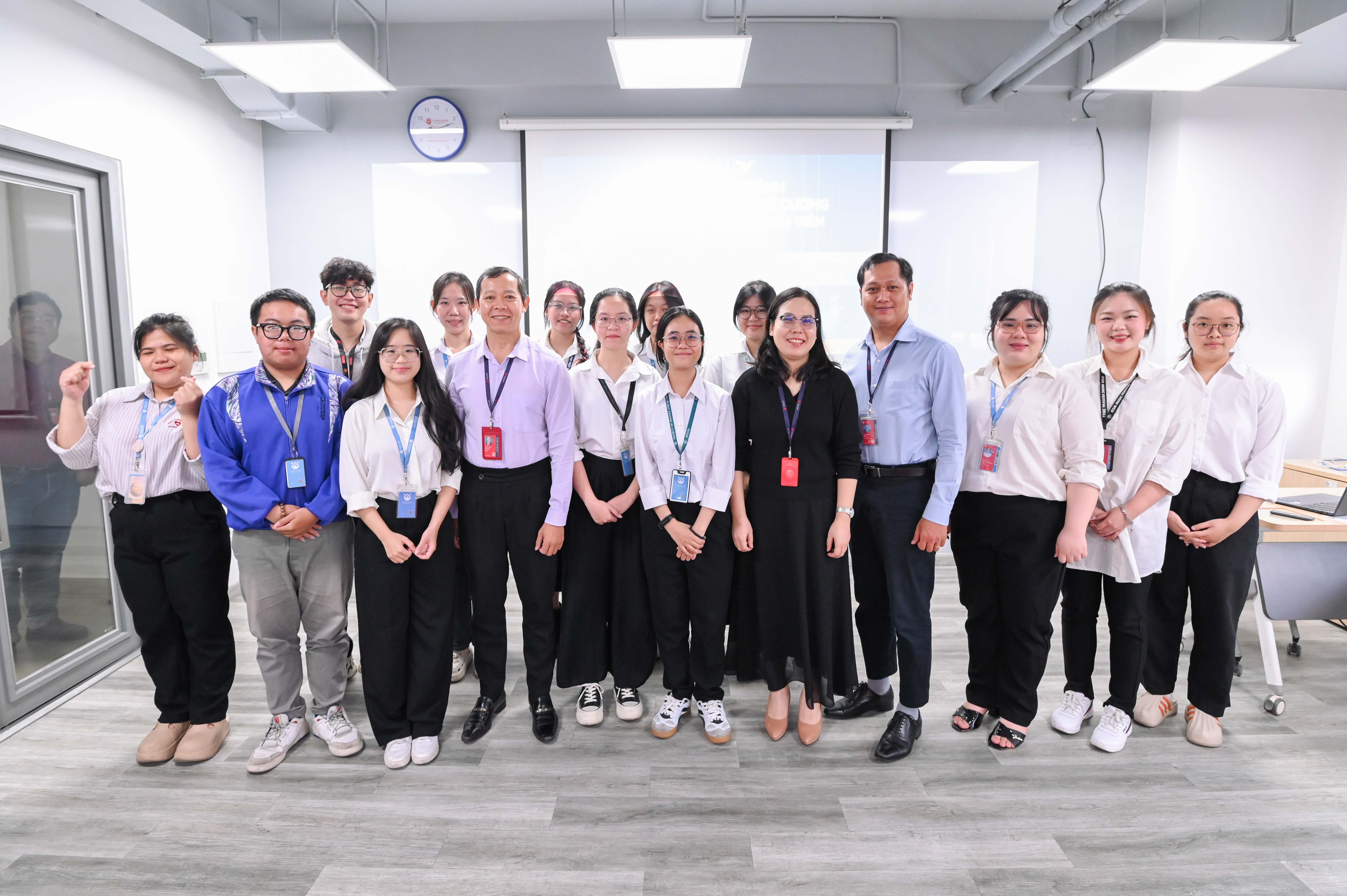 vlu-hoi-dong-lien-nganh-xet-duyet-thuyet-minh-de-cuong-nghien-cuu-khoa-hoc-sinh-vien-dot-2-nam-hoc-2024-2025-c.jpg