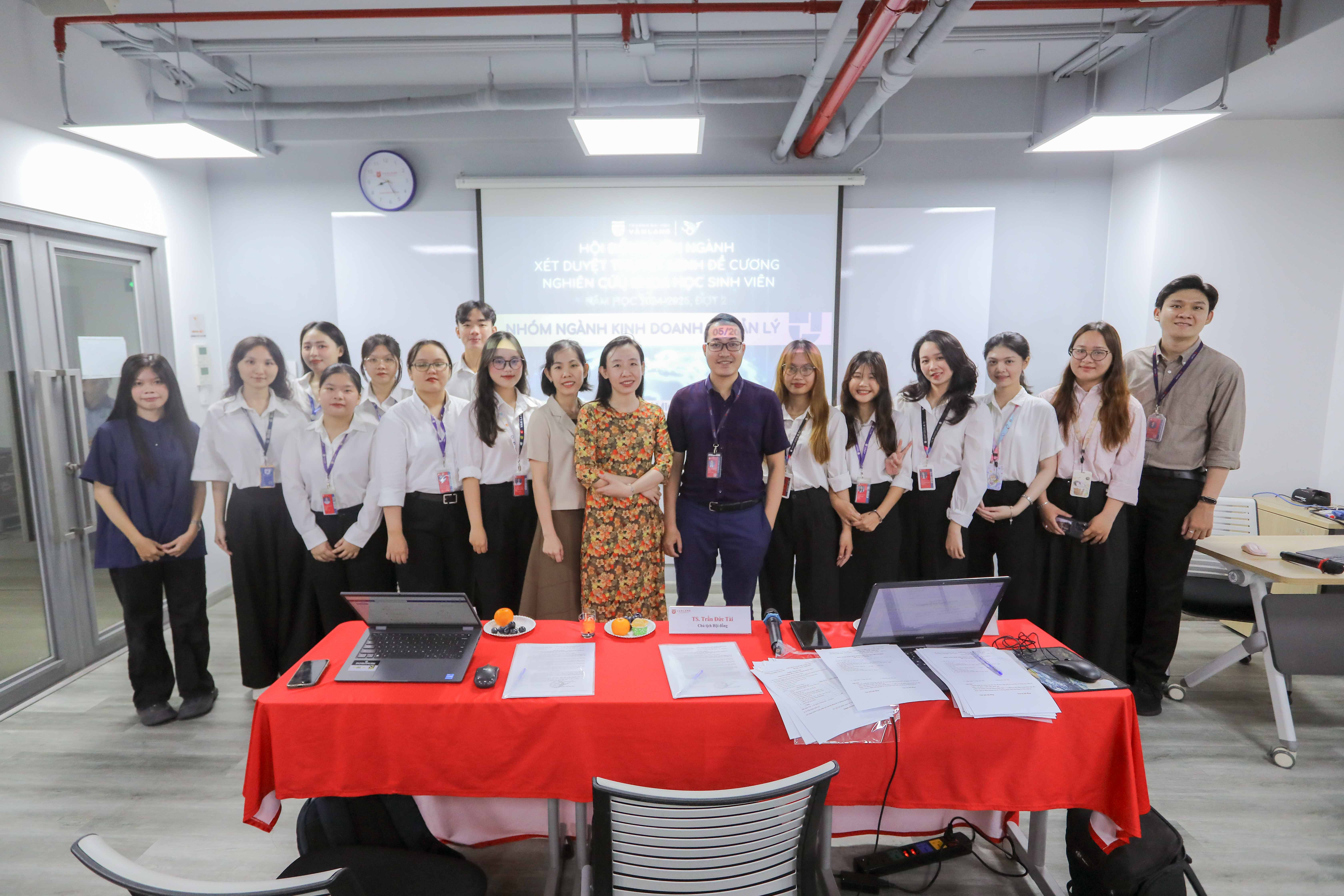 vlu-hoi-dong-lien-nganh-xet-duyet-thuyet-minh-de-cuong-nghien-cuu-khoa-hoc-sinh-vien-dot-2-nam-hoc-2024-2025-g.jpg