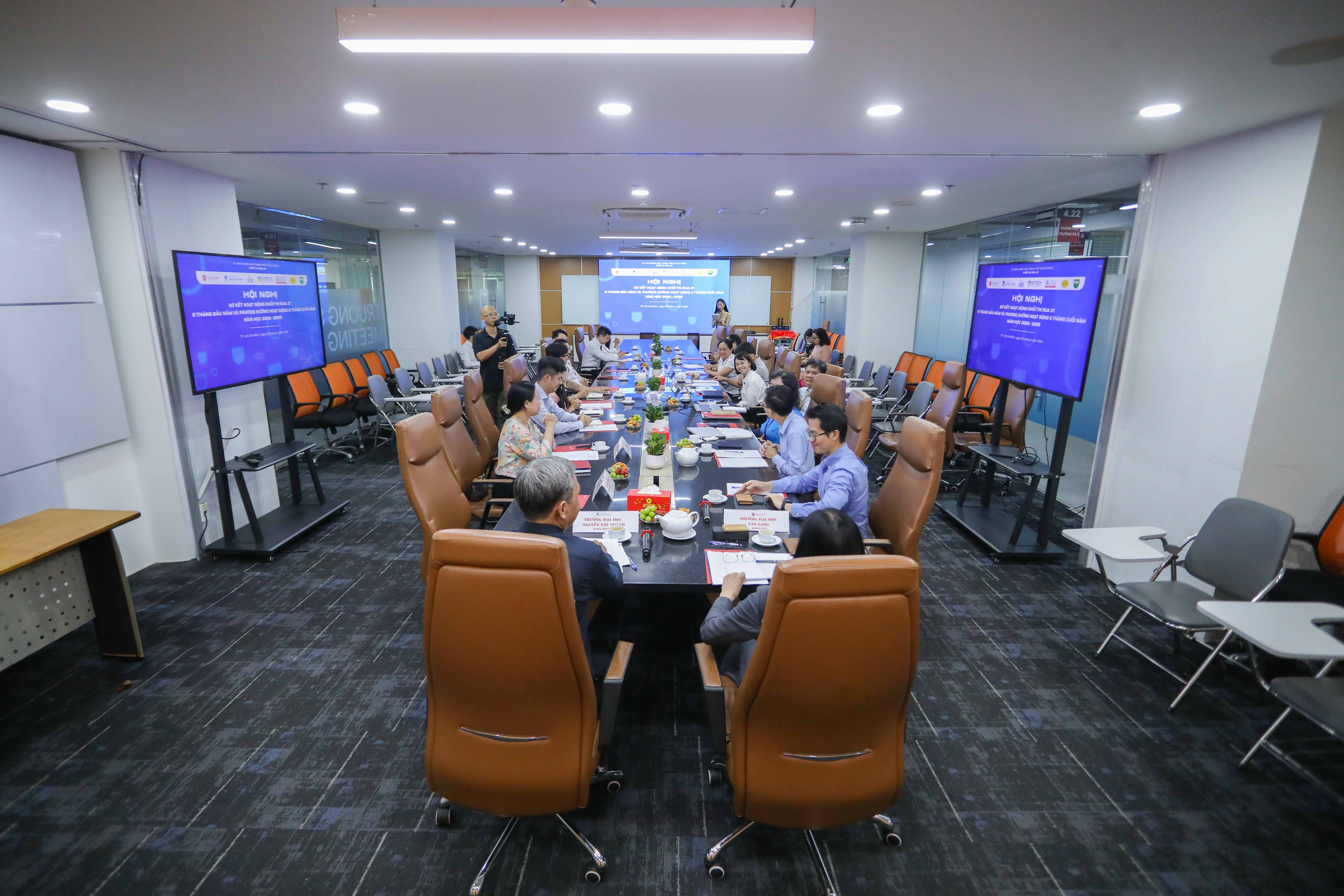 vlu-hoi-nghi-so-ket-khoi-thi-dua-21-nam-hoc-2024-2025-b.jpg