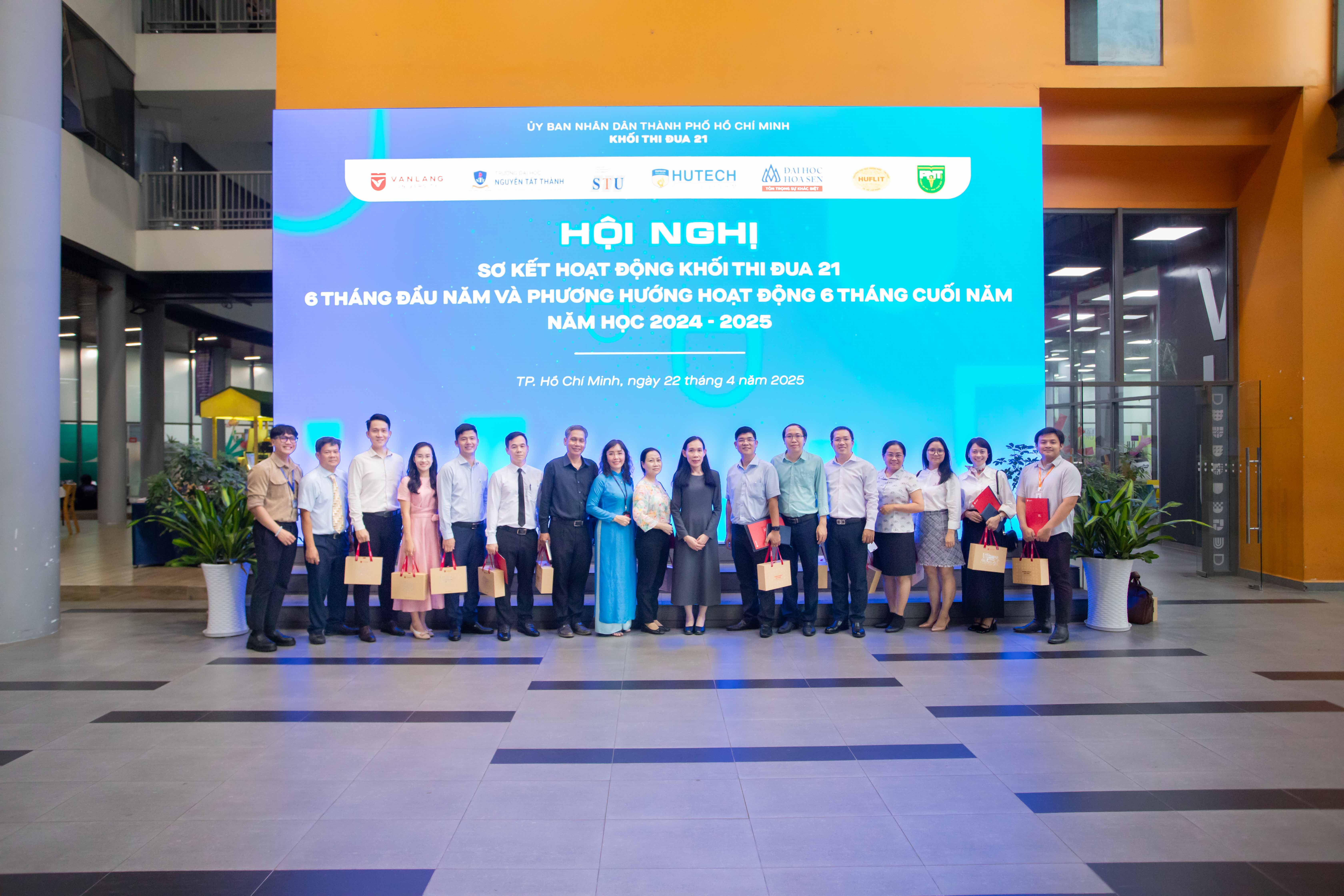 vlu-hoi-nghi-so-ket-khoi-thi-dua-21-nam-hoc-2024-2025-d.jpg