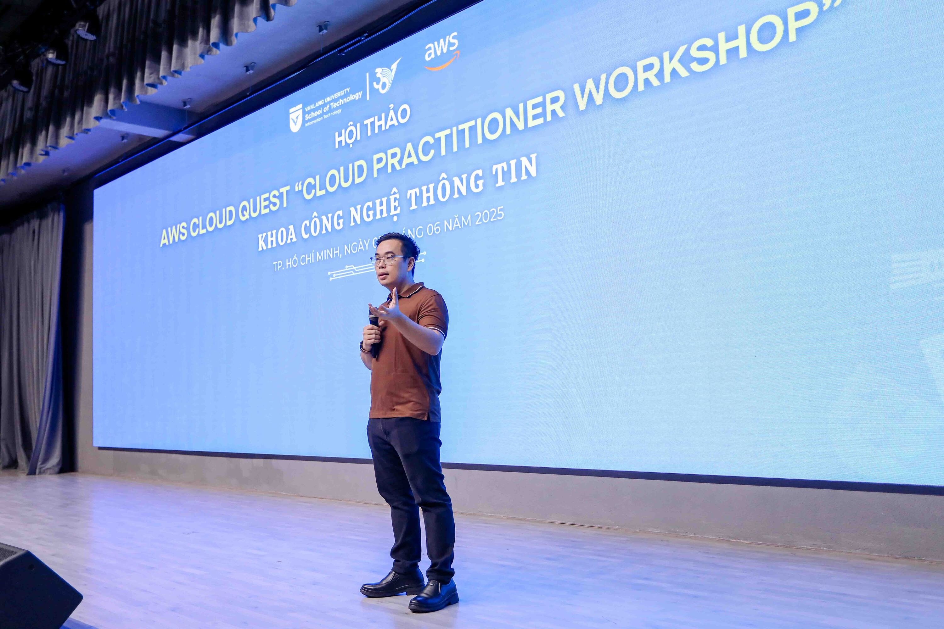vlu-hoi-thao-aws-cloud-quest-cloud-practitioner-workshop-b.jpg