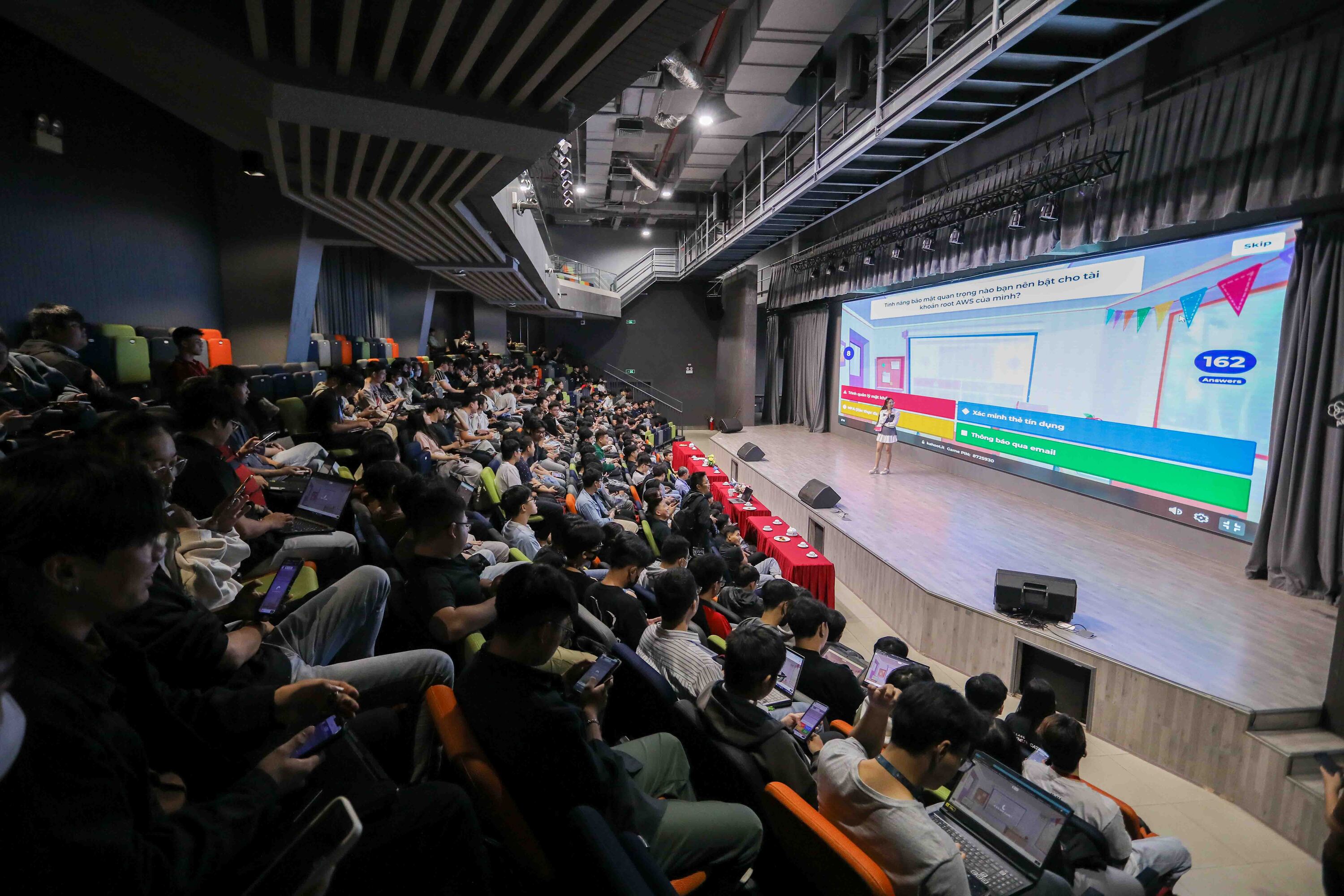 vlu-hoi-thao-aws-cloud-quest-cloud-practitioner-workshop-d.jpg