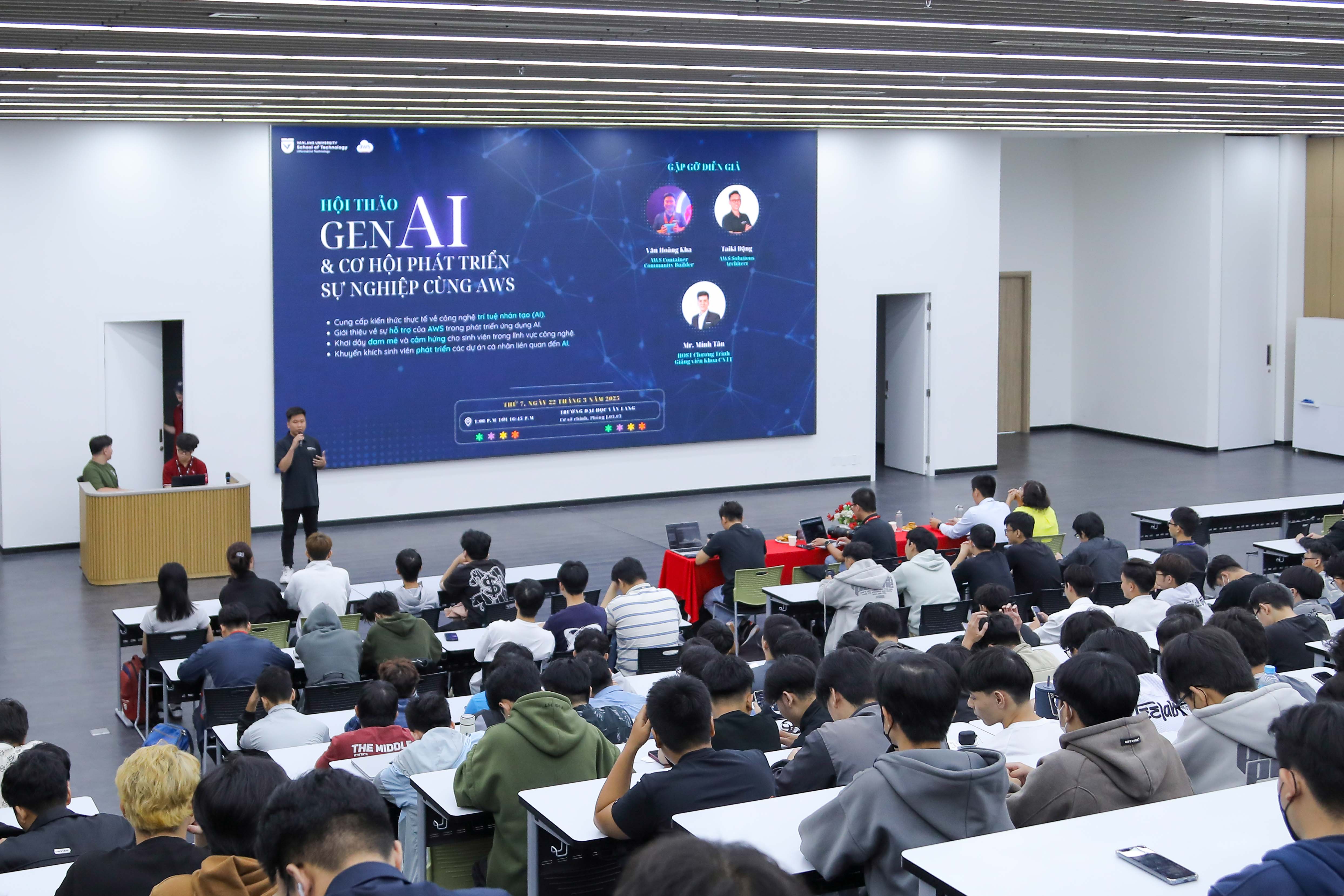 vlu-hoi-thao-gen-ai-va-co-hoi-phat-trien-su-nghiep-cua-aws_e.JPG